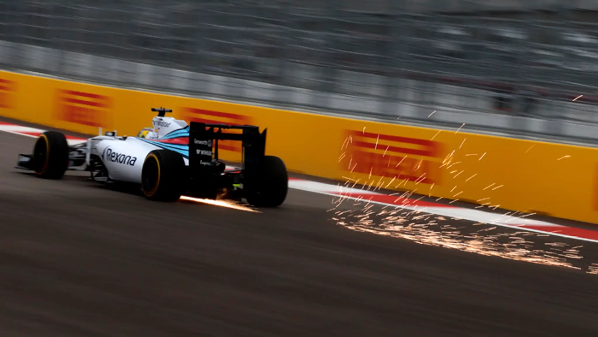 Brazílsky jazdec tímu Williams Felipe Massa na trati počas voľného tréningu F1 pred VC Ruska
