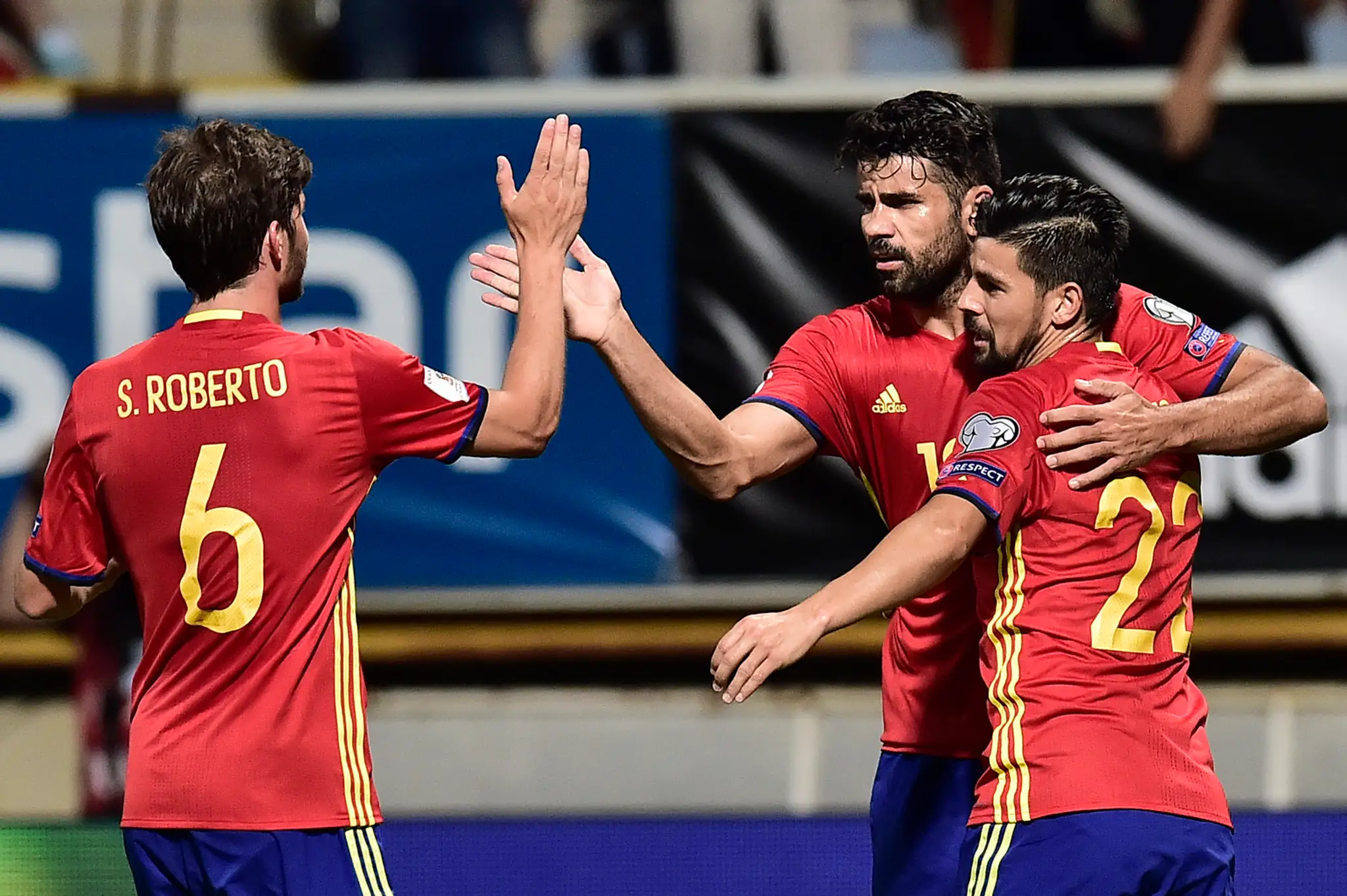Španielska radosť v zostave zľava Sergi Roberto, Diego Costa Nolito v kvalifikačnom dueli proti Lichtenštajnsku.