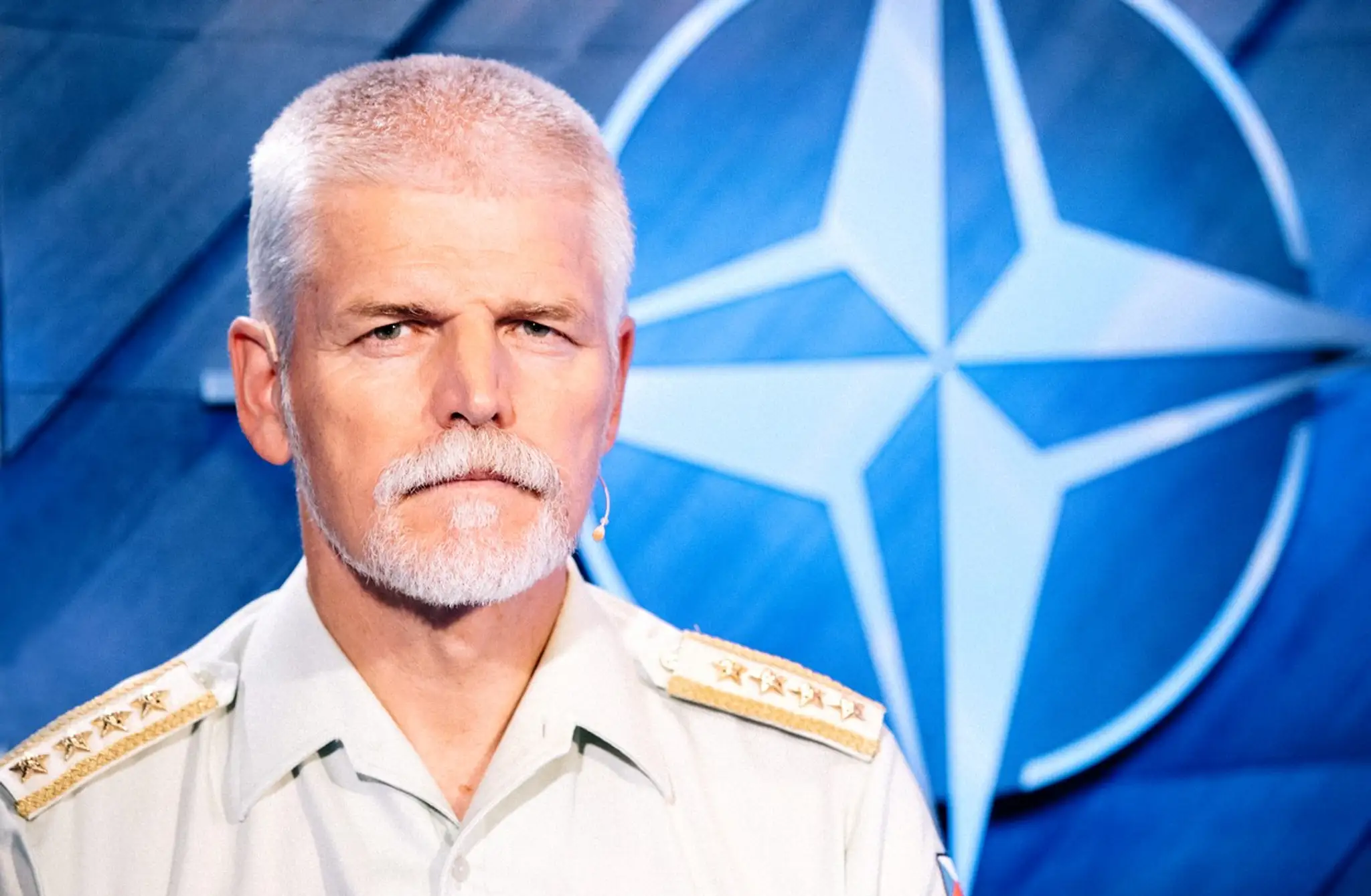 Bývalý náčelník Generálneho štábu Armády Českej republiky a bývalý predseda vojenského výboru NATO, armádny generál Petr Pavel.