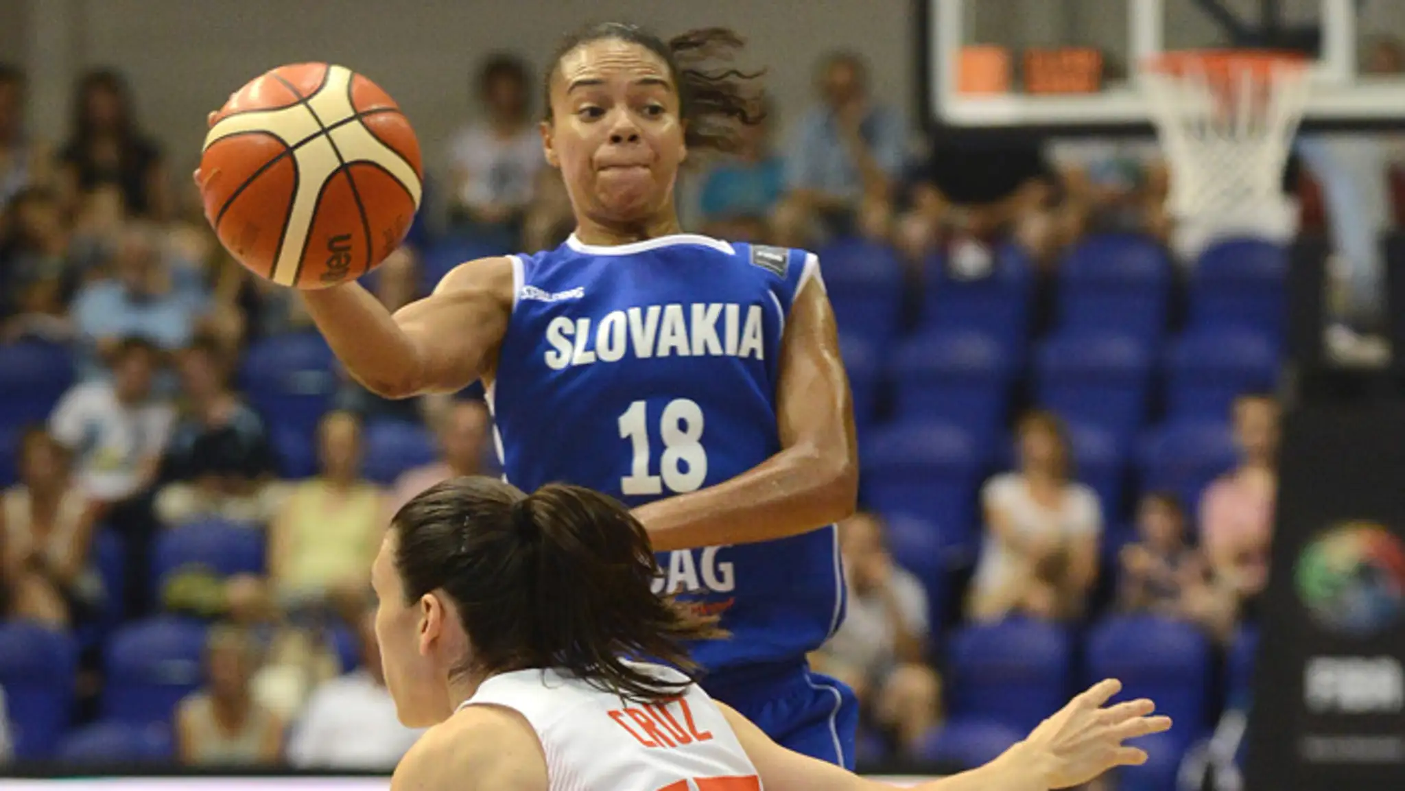  Kristi Toliverová (v pozadí) a hráčka Španielska Anna Cruzová.