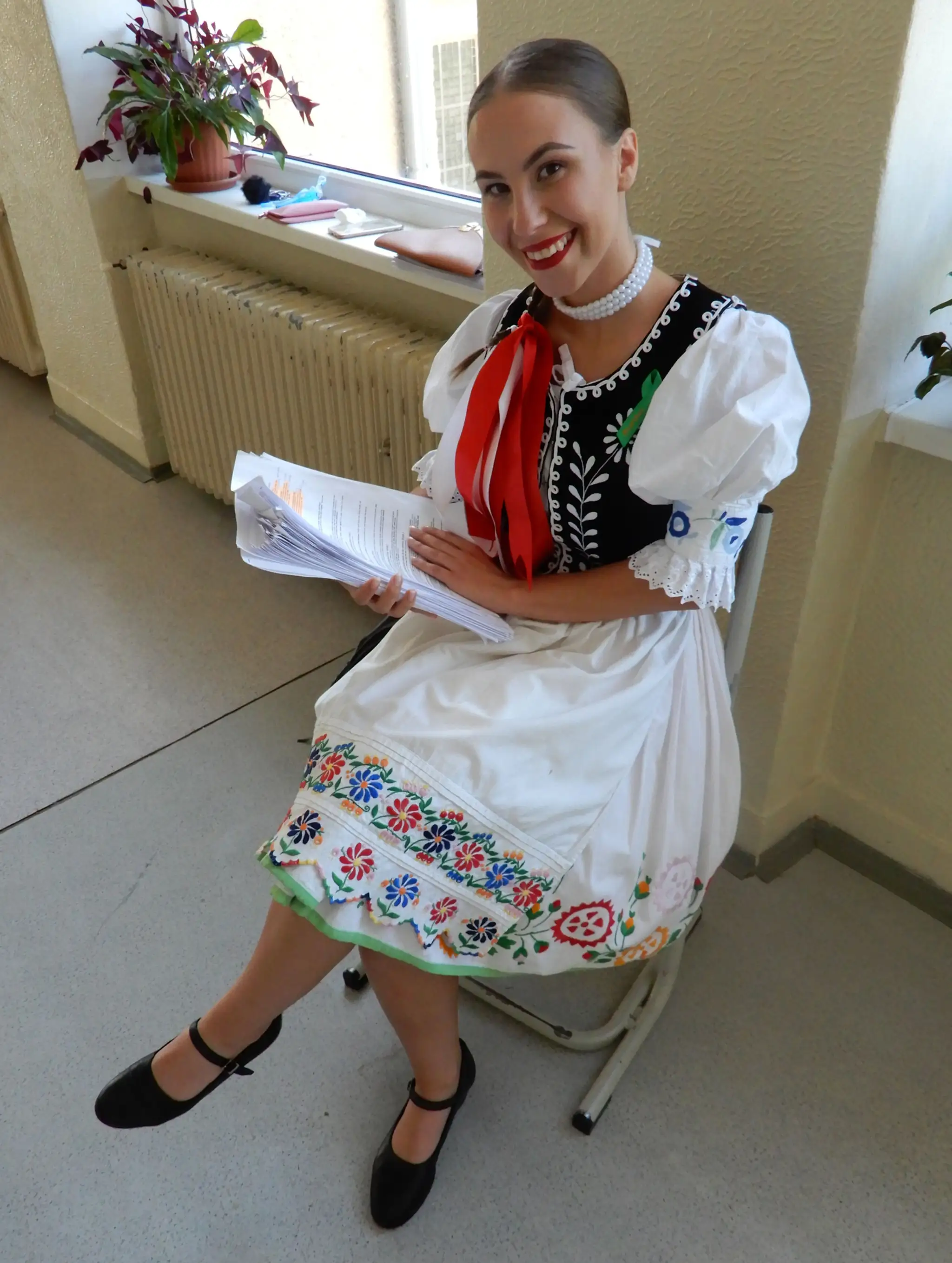 Martina Karoľová v kroji.