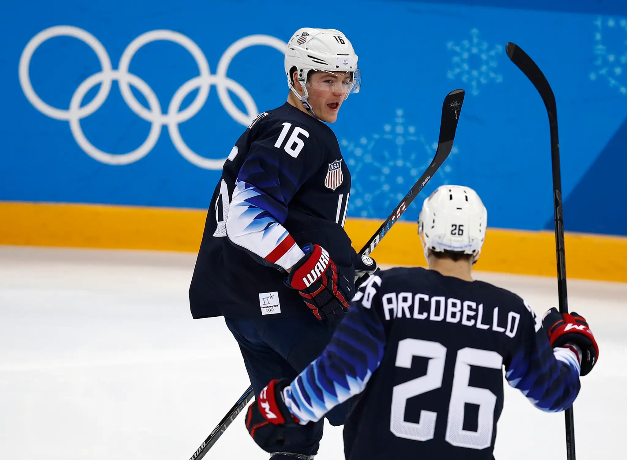 Američania Ryan Donato (vľavo) a Mark Arcobello oslavujú gól v osemfinále ZOH 2018 proti Slovensku.