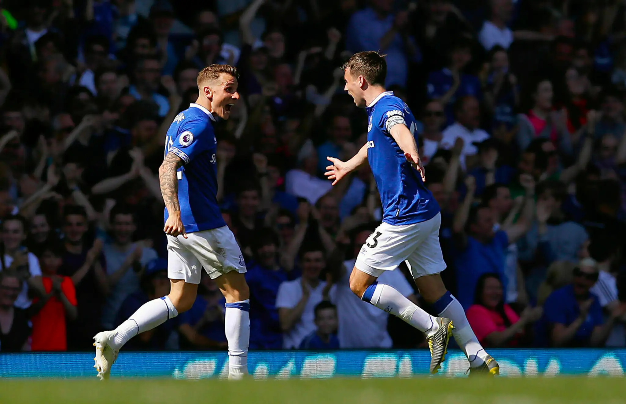 Zľava Lucas Digne a Seamus Coleman z Evertonu oslavujú gól proti Manchesteru United.