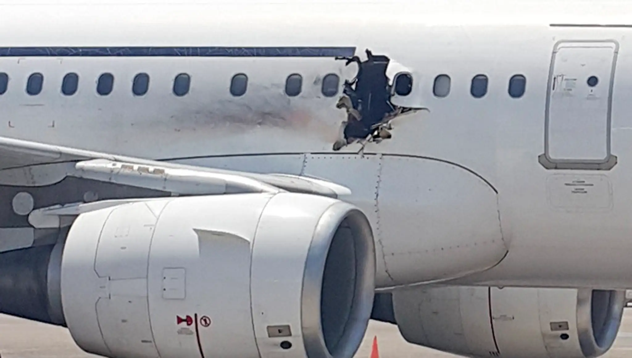 Na snímke diera v trupe lietadla Airbus A321 somálskej spoločnosti Daallo Airlines.