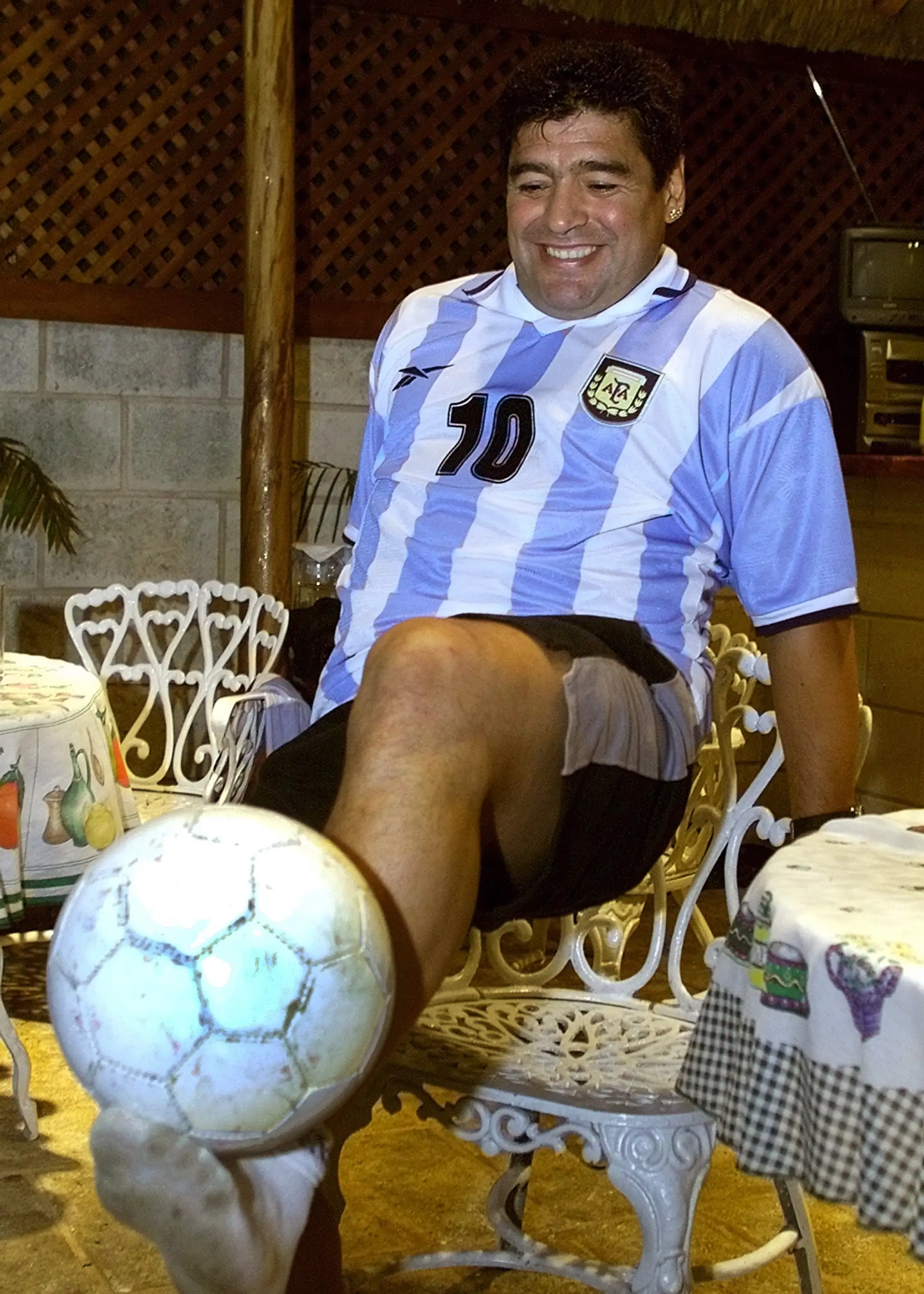 Maradona (vpravo) v máji 2000 pred rozlúčkovým zápasom nemeckej legendy Lottara Mätthausa (vľavo).
