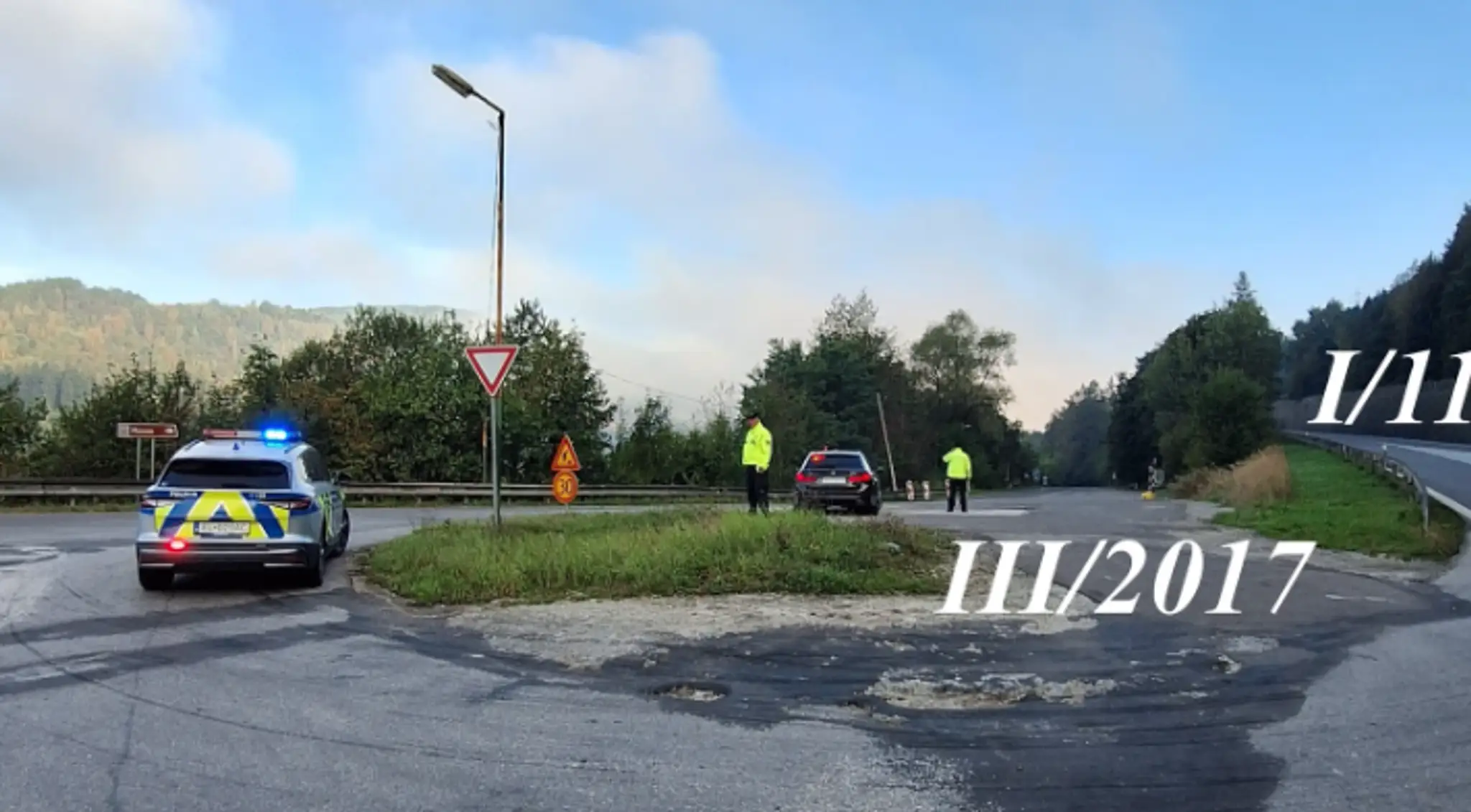 Polícia riadi a usmerňuje dopravu po nehode na Kysuciach. 