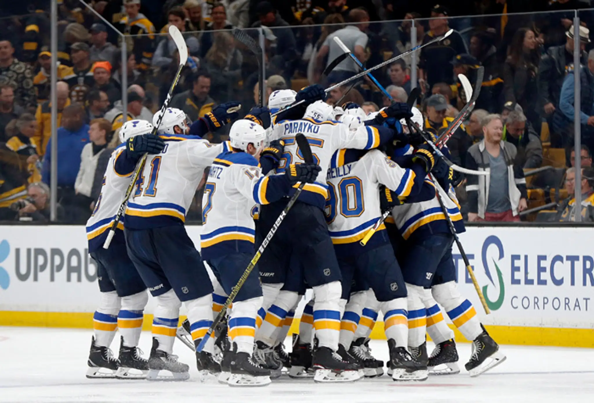 Radosť hráčov St. Louis Blues po vyrovnaní finálovej série Stanleyho pohára.