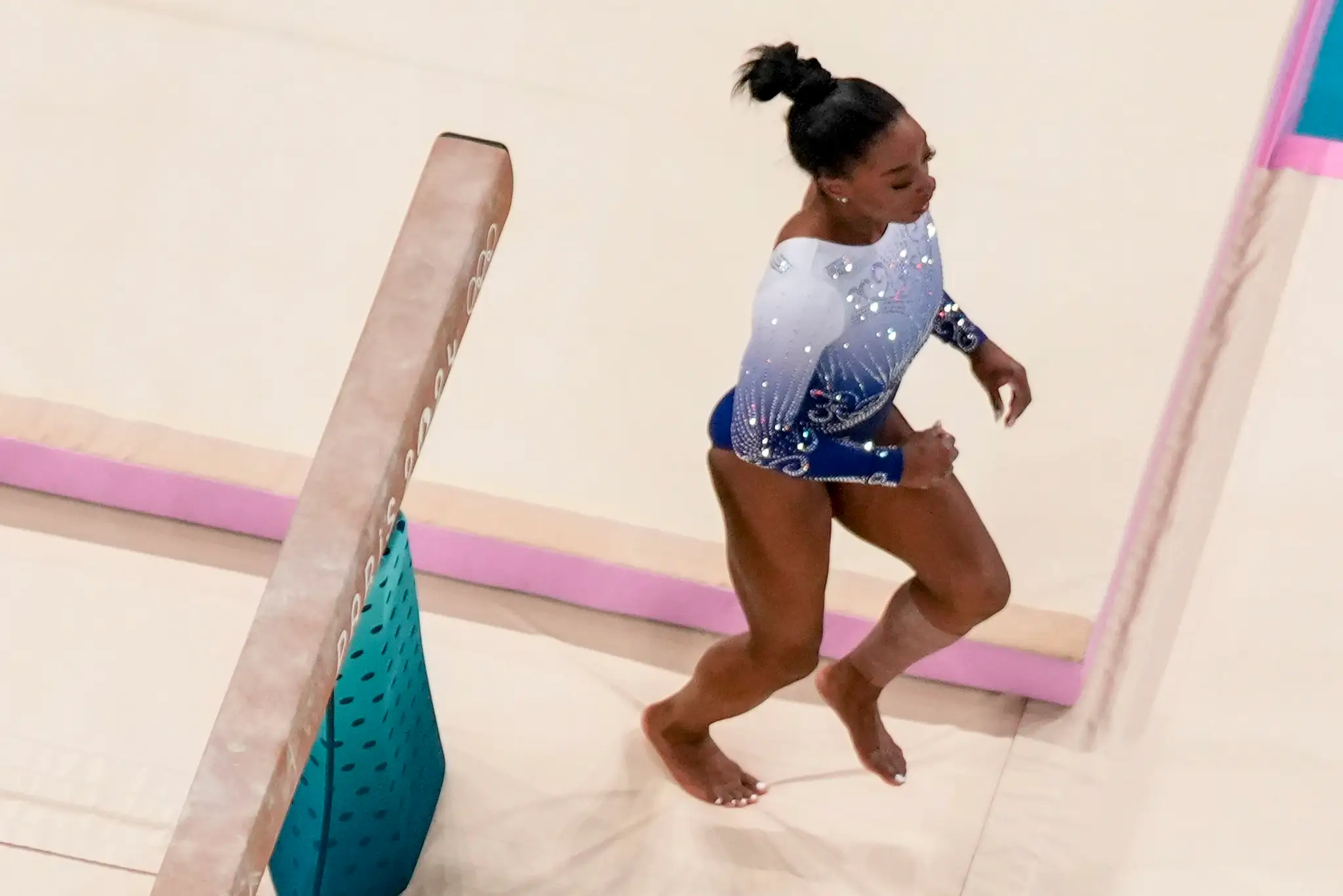 Simone Bilesová spadla počas finále v športovej gymnastike na olympijských hrách 2024 v Paríži.