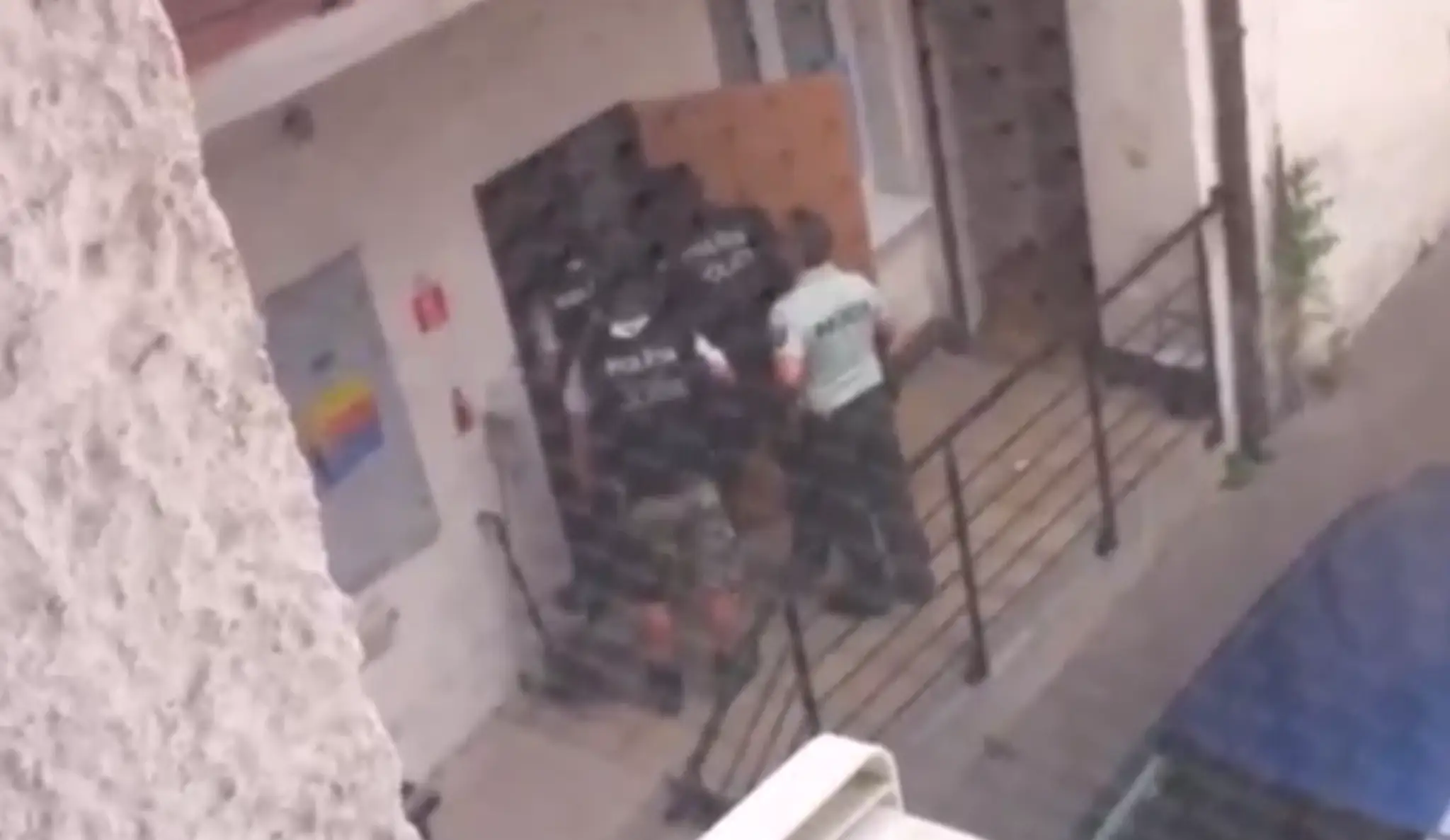jjB2.policajne_komando_vtrhlo_do_azyloveho_domu.jpg
