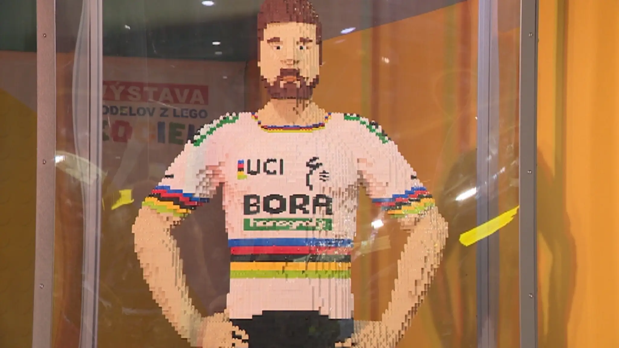 Socha Petra Sagana z lega v životnej veľkosti.