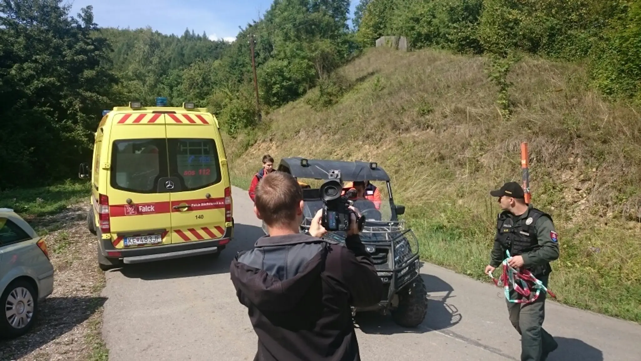Záchranári zasahujú pri zrážke dvoch lietadiel pri obci Červený kameň.