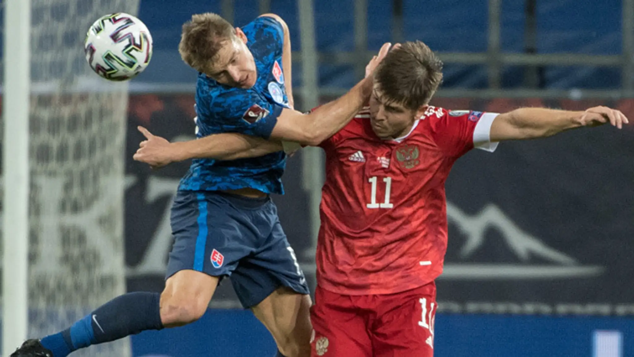 Rus Rifat Žemaletdinov (vpravo) a Tomáš Hubočan bojujú o loptu v kvalifikačnom zápase na MS 2022.