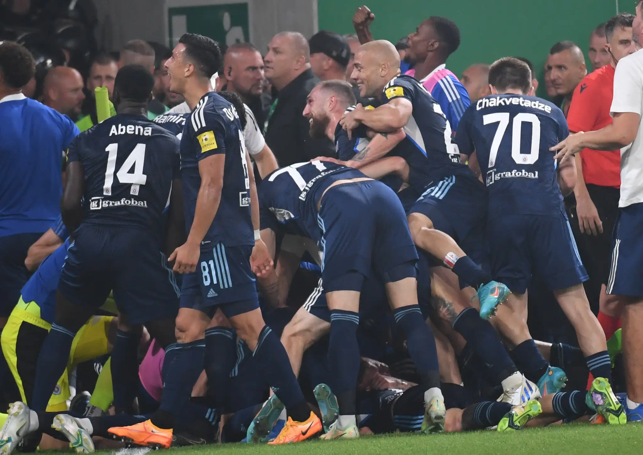 Futbalista Slovana sa tešia po strelení druhého gólu počas úvodného zápasu 2. predkola LM na pôde Ferencvárosu.
