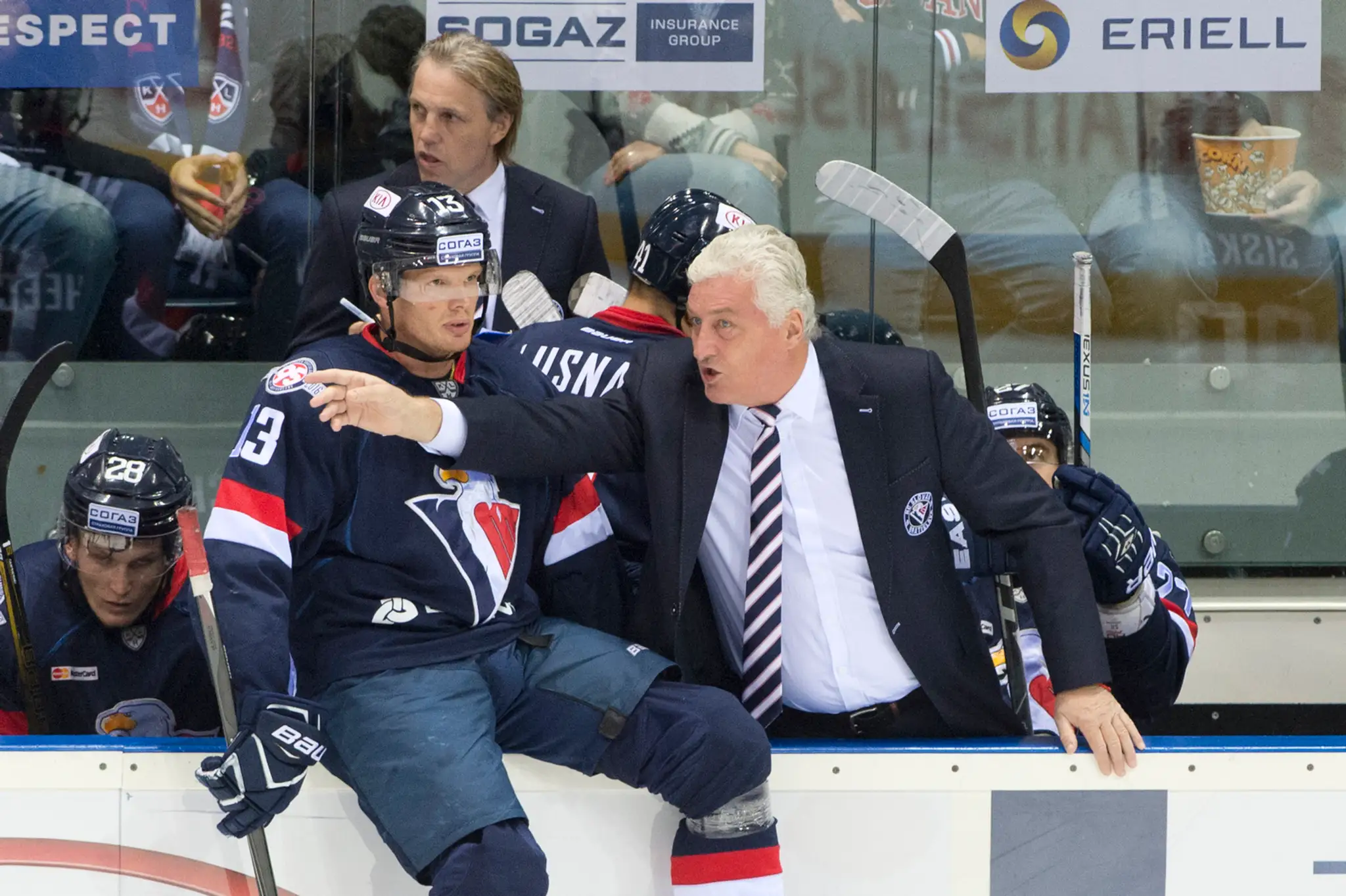 Tréner tímu Miloš Říha a vľavo Václav Nedorost počas zápasu KHL HC Slovan Bratislave - CSKA Moskva.