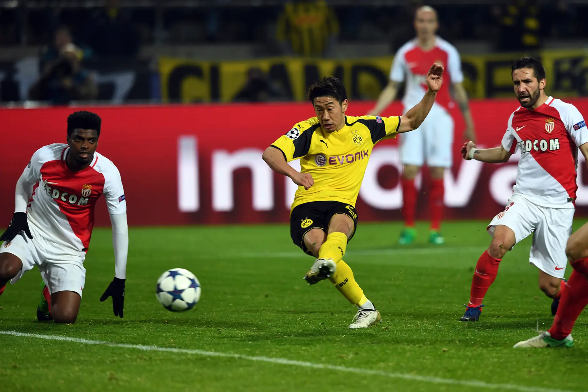 Shinji Kagawa (v strede) strieľa gĺ Dortmundu vo štvrťfinále LM proti Monacu.