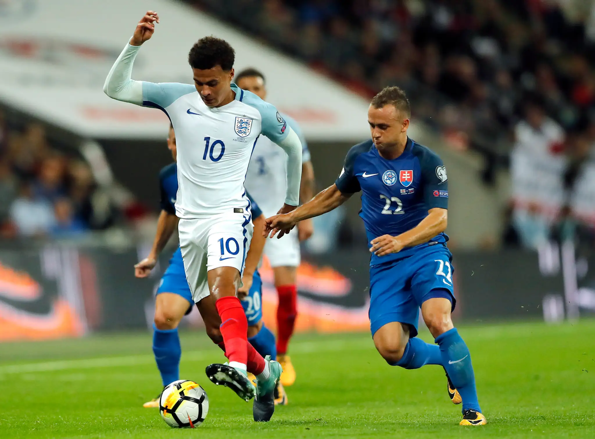 Stanislav Lobotka (vpravo) atakuje v kvalifikácii MS Angličana Dele Alliho.