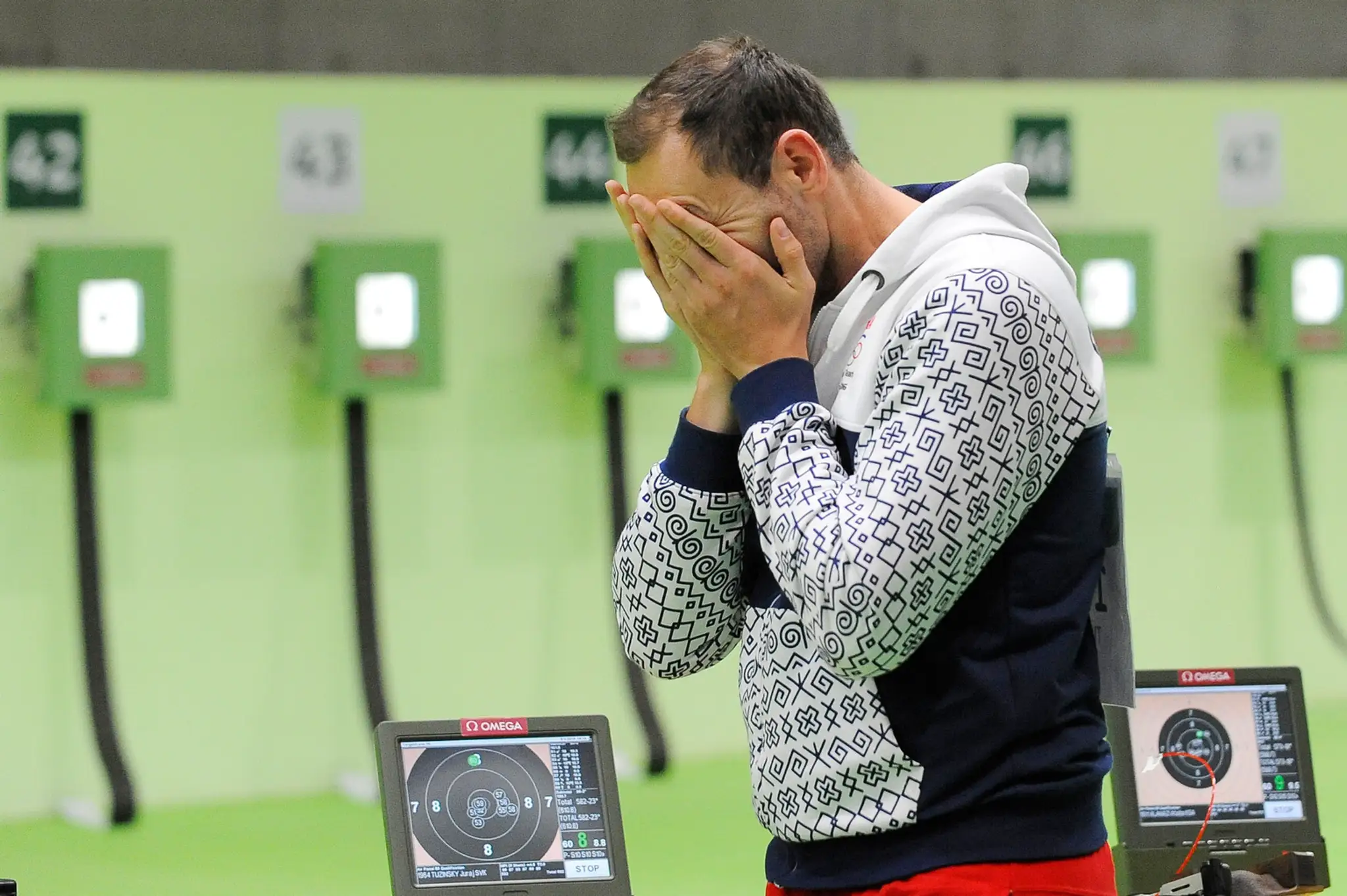 Pištoliar Juraj Tužinský po úspešnej kvalifikácii vo vzduchovej pištoli na 10 m.