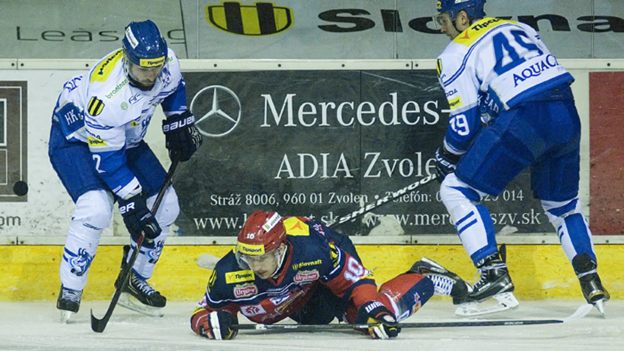 Zvolenský útočník Michal Chovan (uprostred) a popradský obranca Štefan Fabian (vľavo) v rozhodujúcom zápase play off.