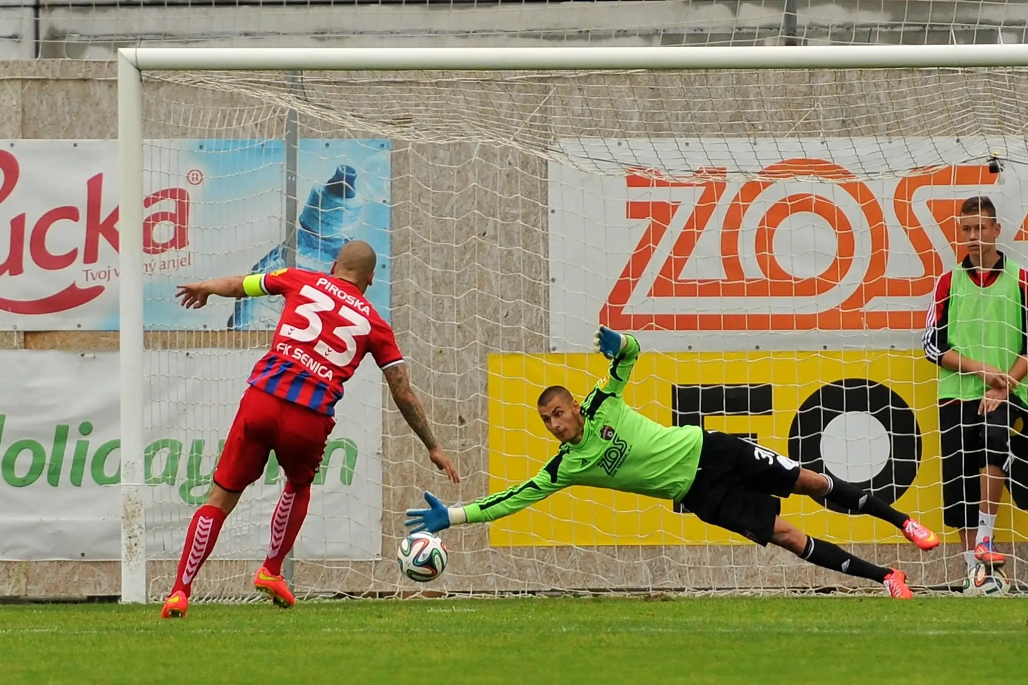 Brankár FC Spartak Trnava Dobrivoj Rusov chytá penaltu Seničanovi Jurajovi Piroskovi.