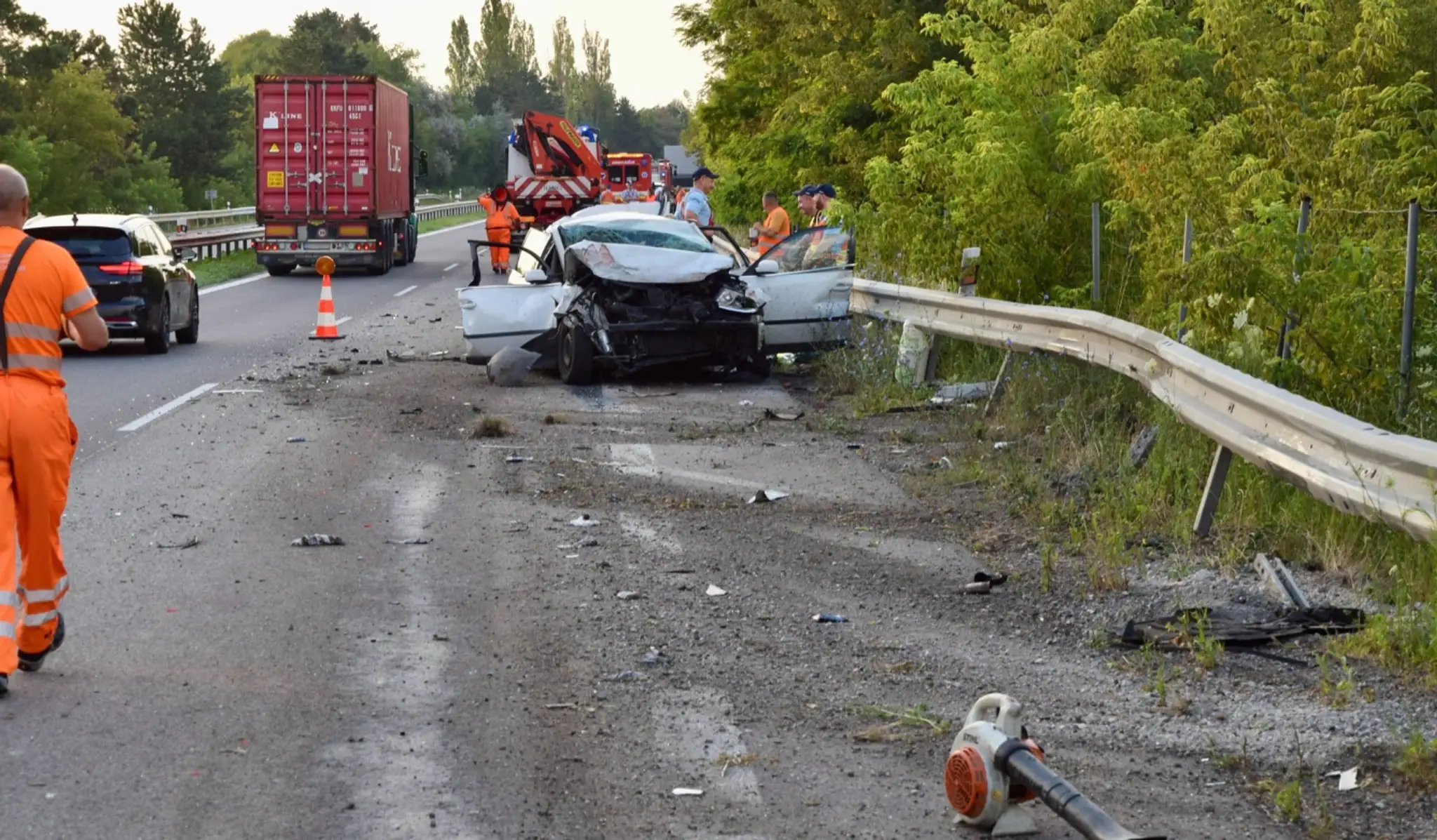 Nákladiak vpálil do odstaveného auta na krajnici na R1.