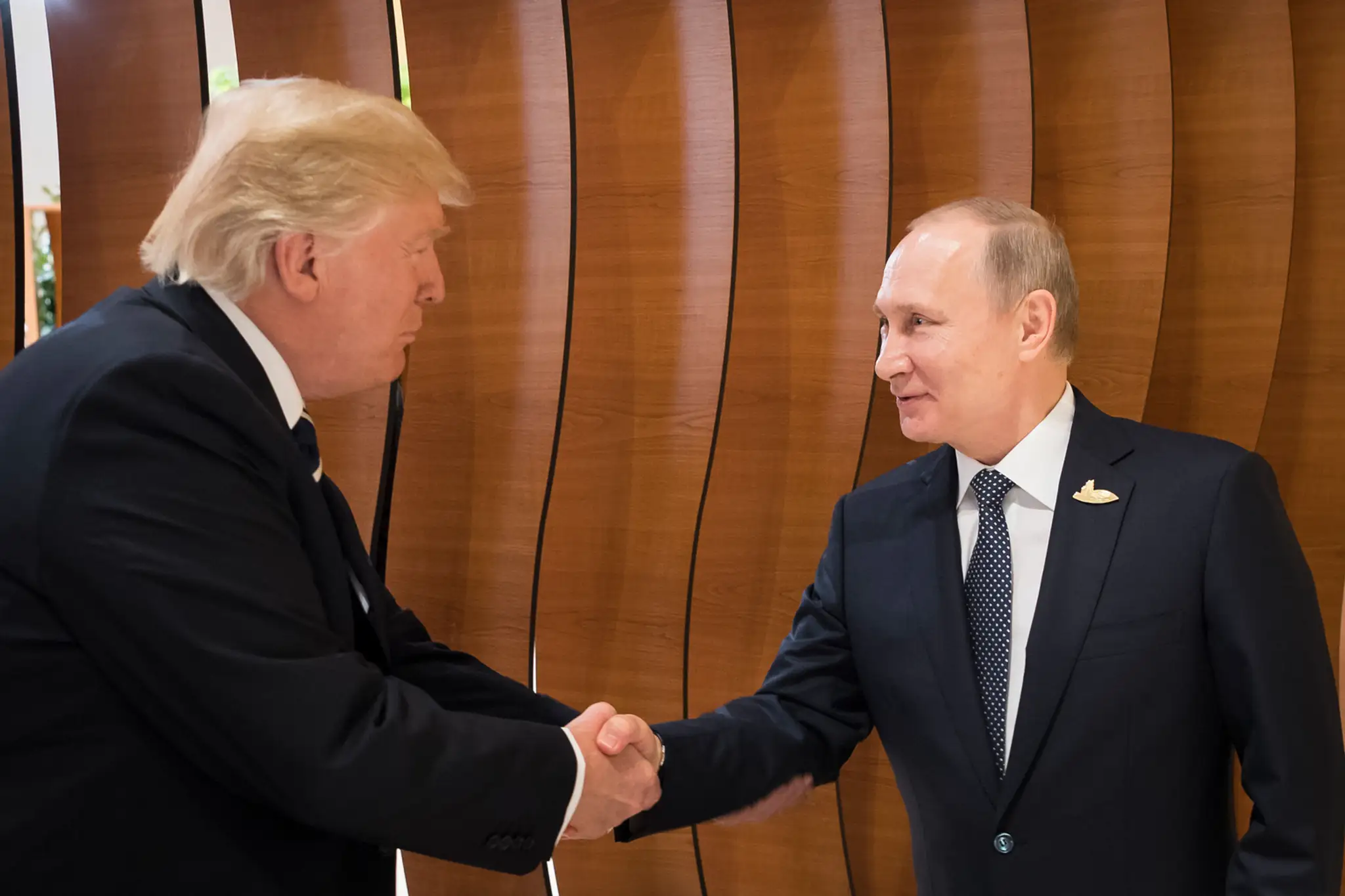 Donald Trump si podal ruku s Vladimirom Putinom.