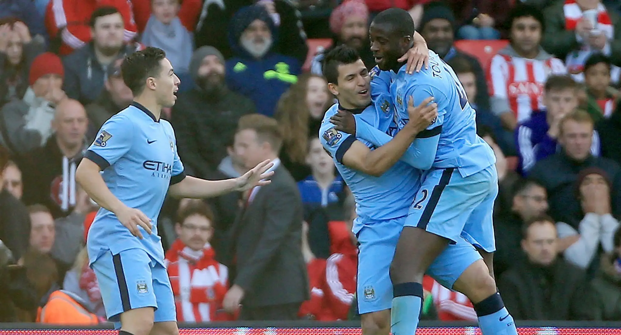 Yaya Toure (vpravo) z Manchestru City sa raduje z gólu so spoluhráčmi Sergiom Agüerom (uprostred) a Samirom Nasrim jpg