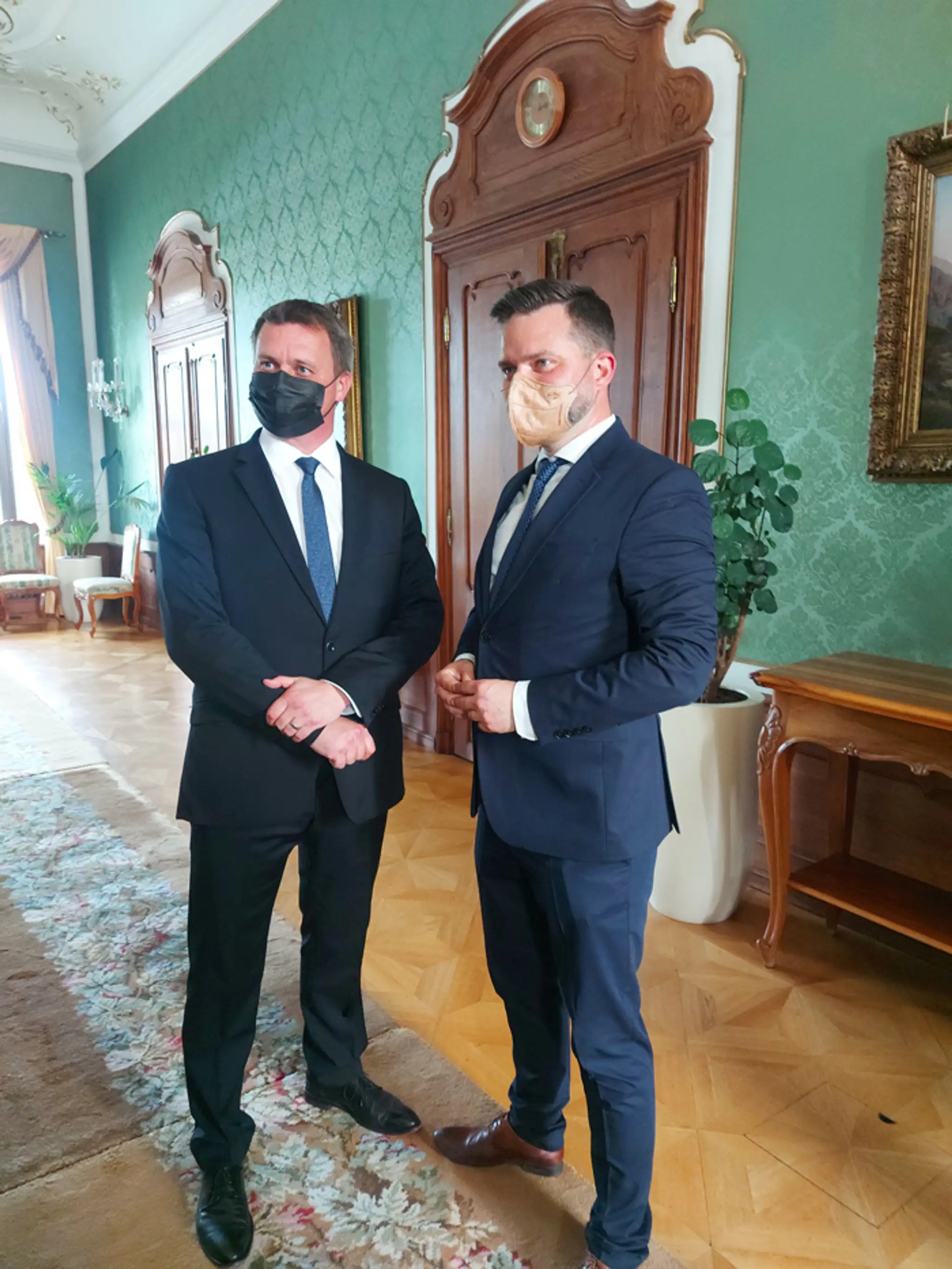 Riaditeľ protokolu kancelárie prezidentky Roman Roth a hovorca hlavy štátu Martin Strižinec.