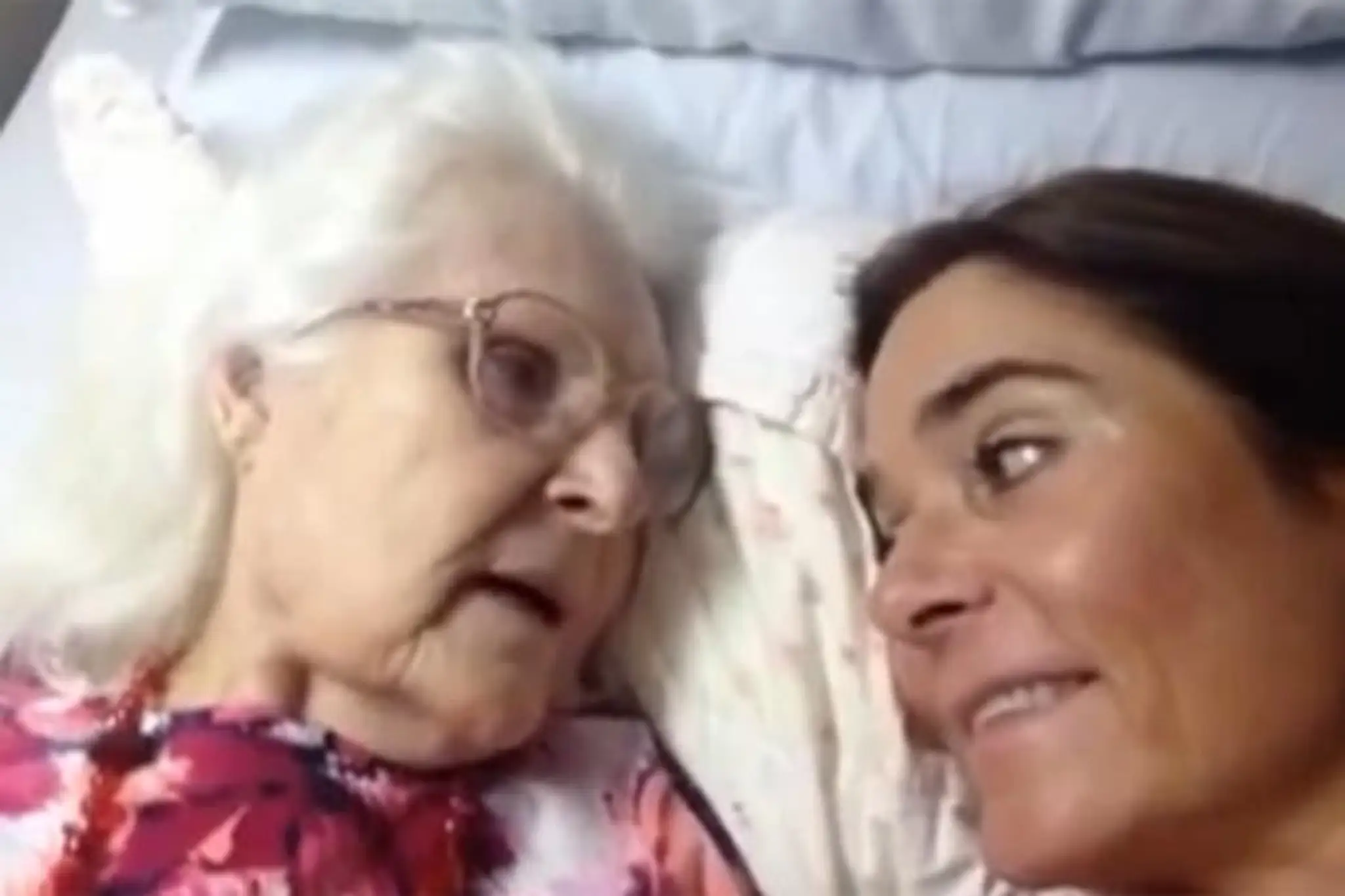 Žena s Alzheimerovou chorobou spoznáva na krátko svoju dcéru