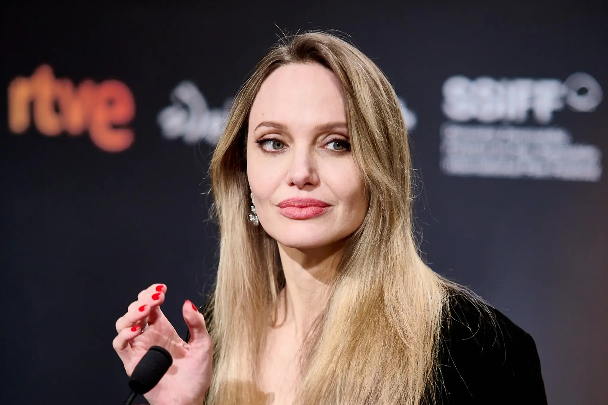 Angelina Jolie po 10 rokoch vyšla s kožou na trh