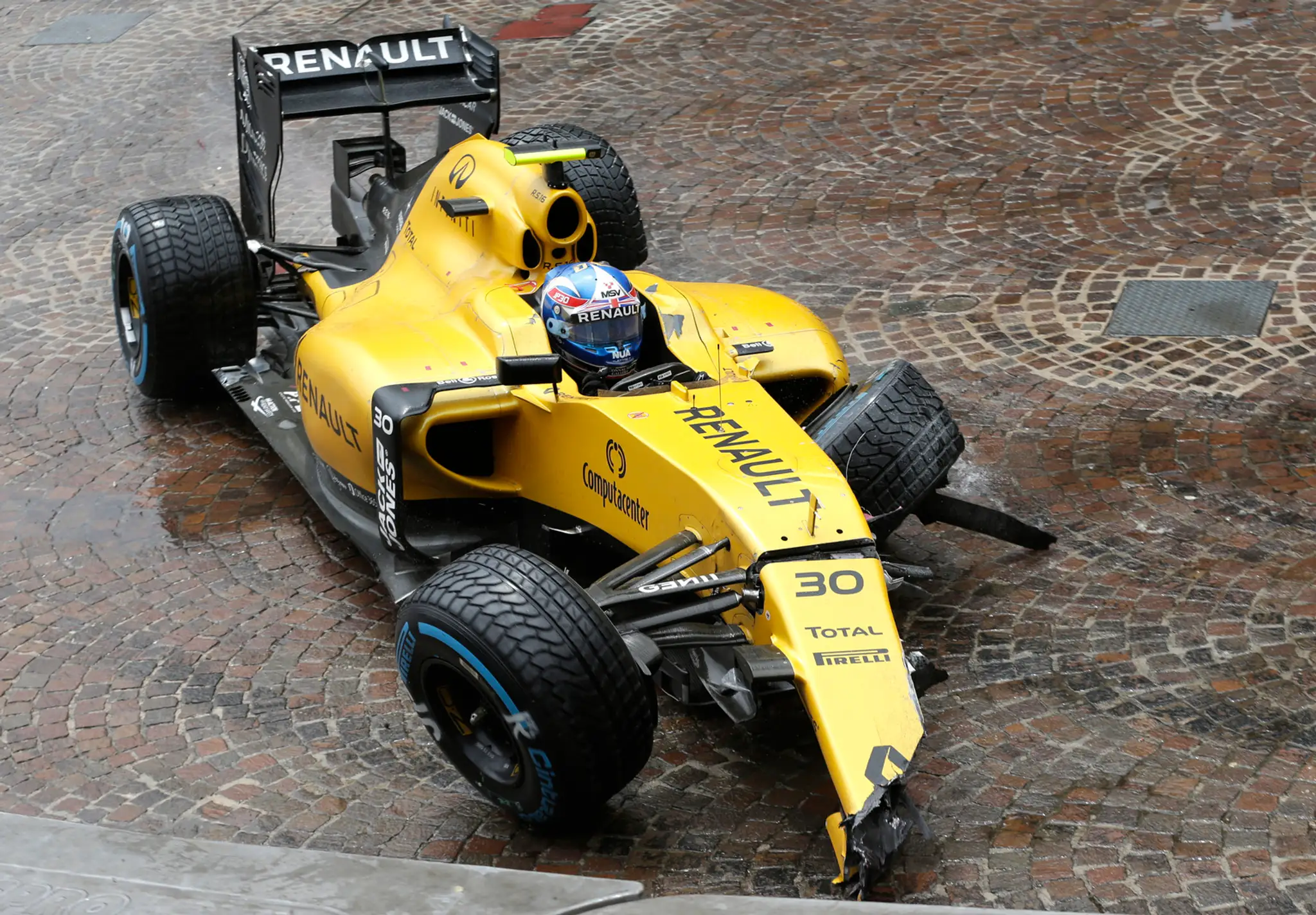 Brit Jolyon Palmer na Renaulte nezvládol zákrutu a skončil vo zvodidlách počas VC Monaka.