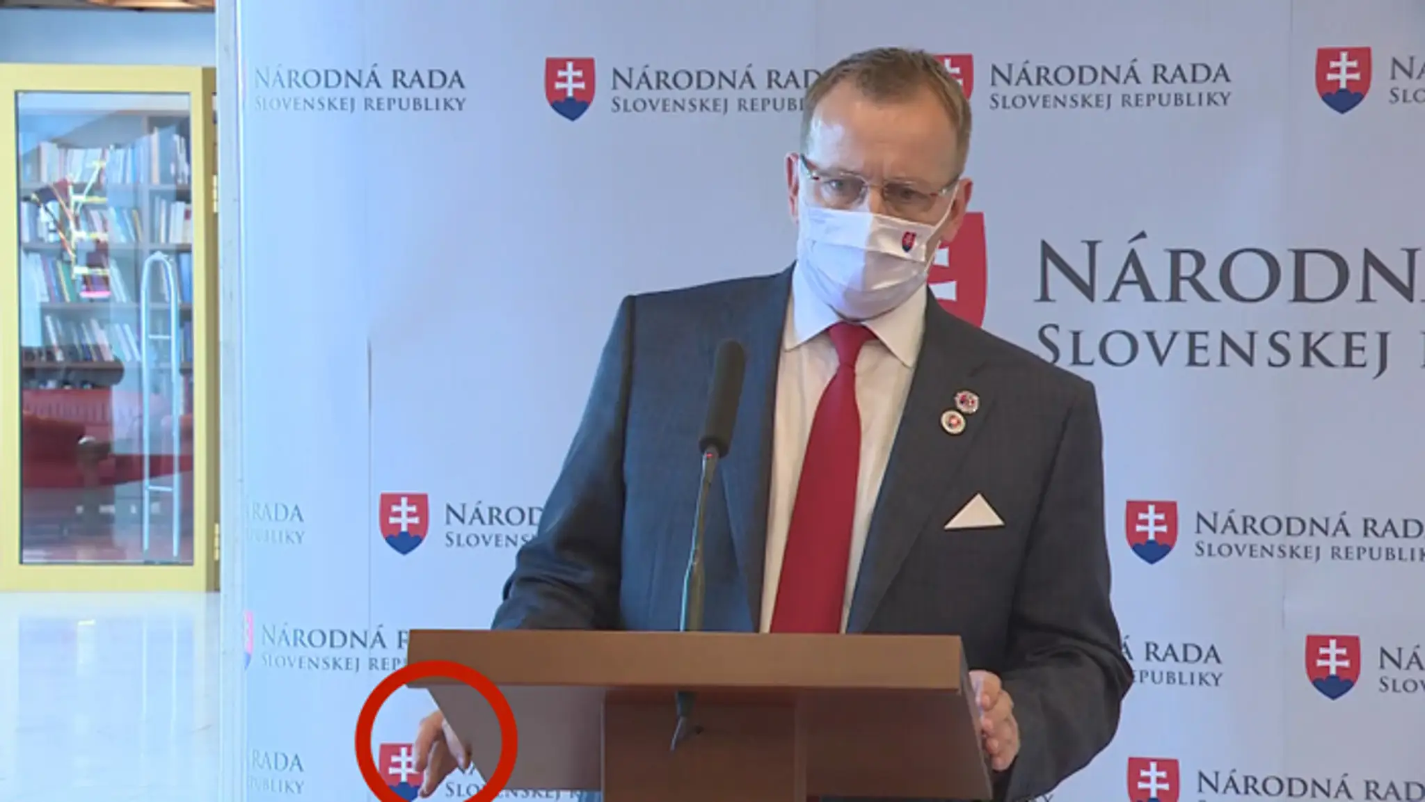 Gesto Borisa Kollára pri počúvaní otázky od novinárov týkajúcej sa jeho diplomovky.