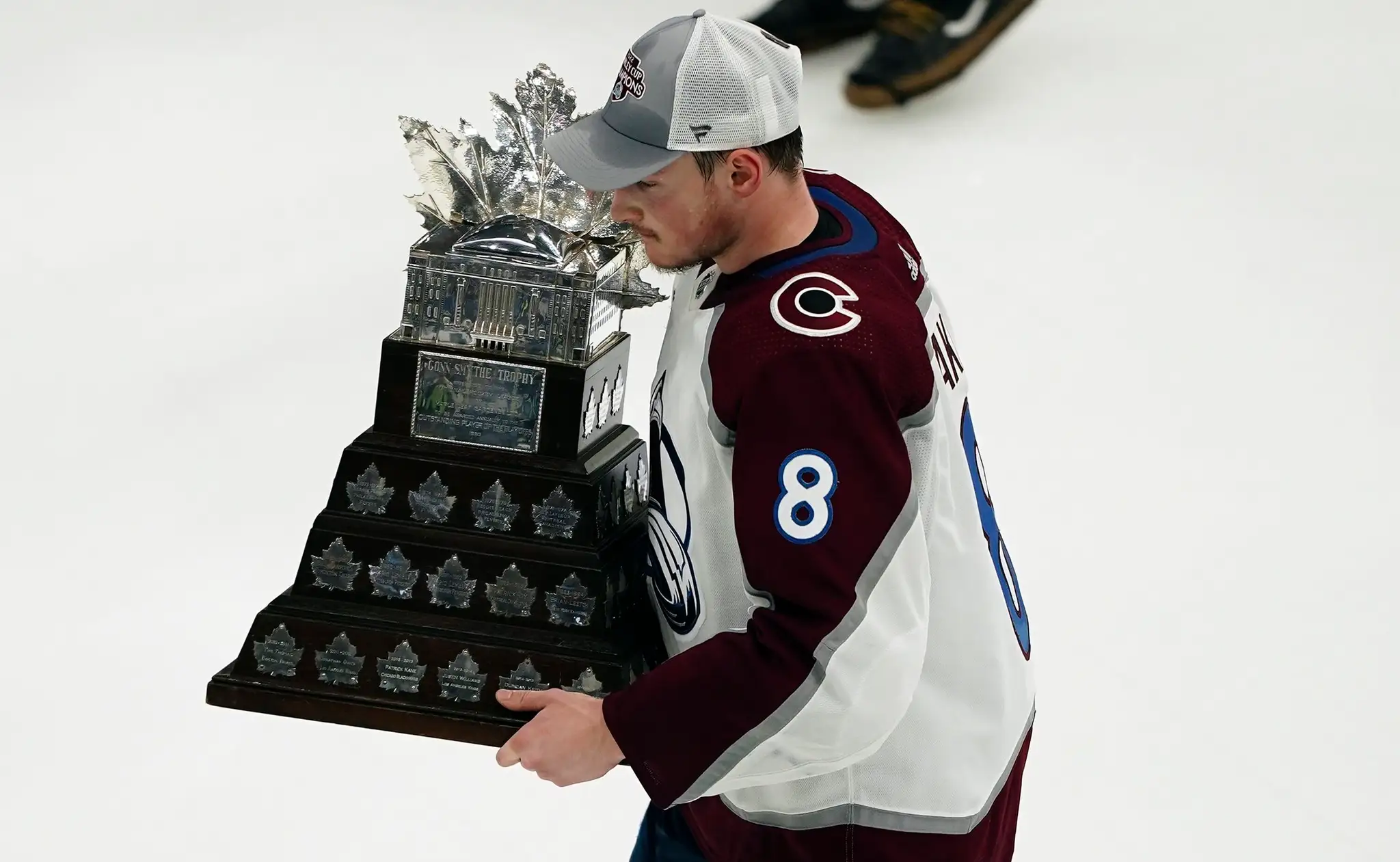 Cale Makar s trofejou pre najužitočnejšieho hráča play off NHL.
