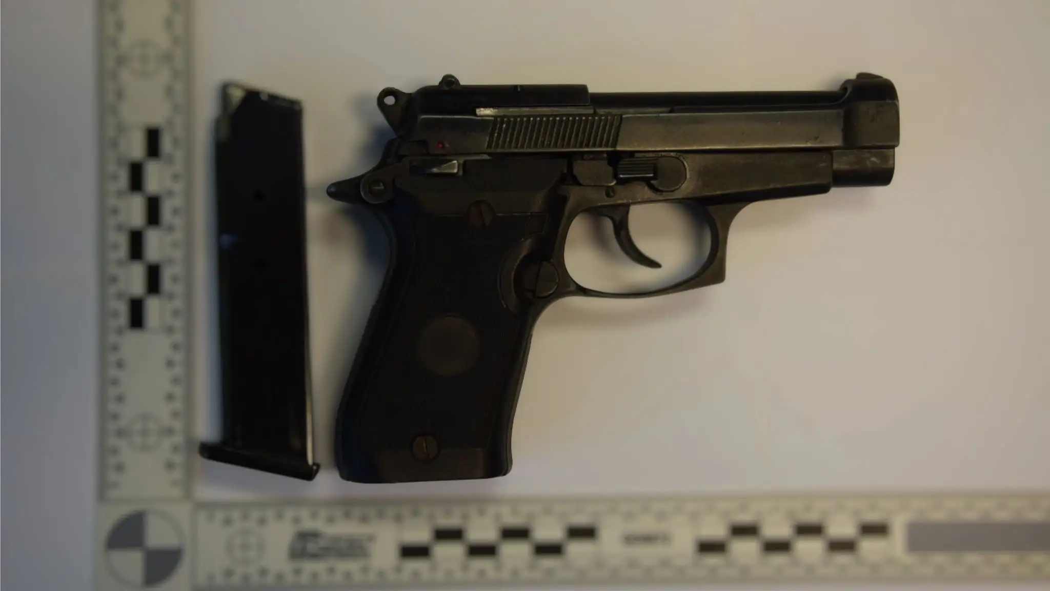 So zbraňami v ruke vtrhol do krčmy.