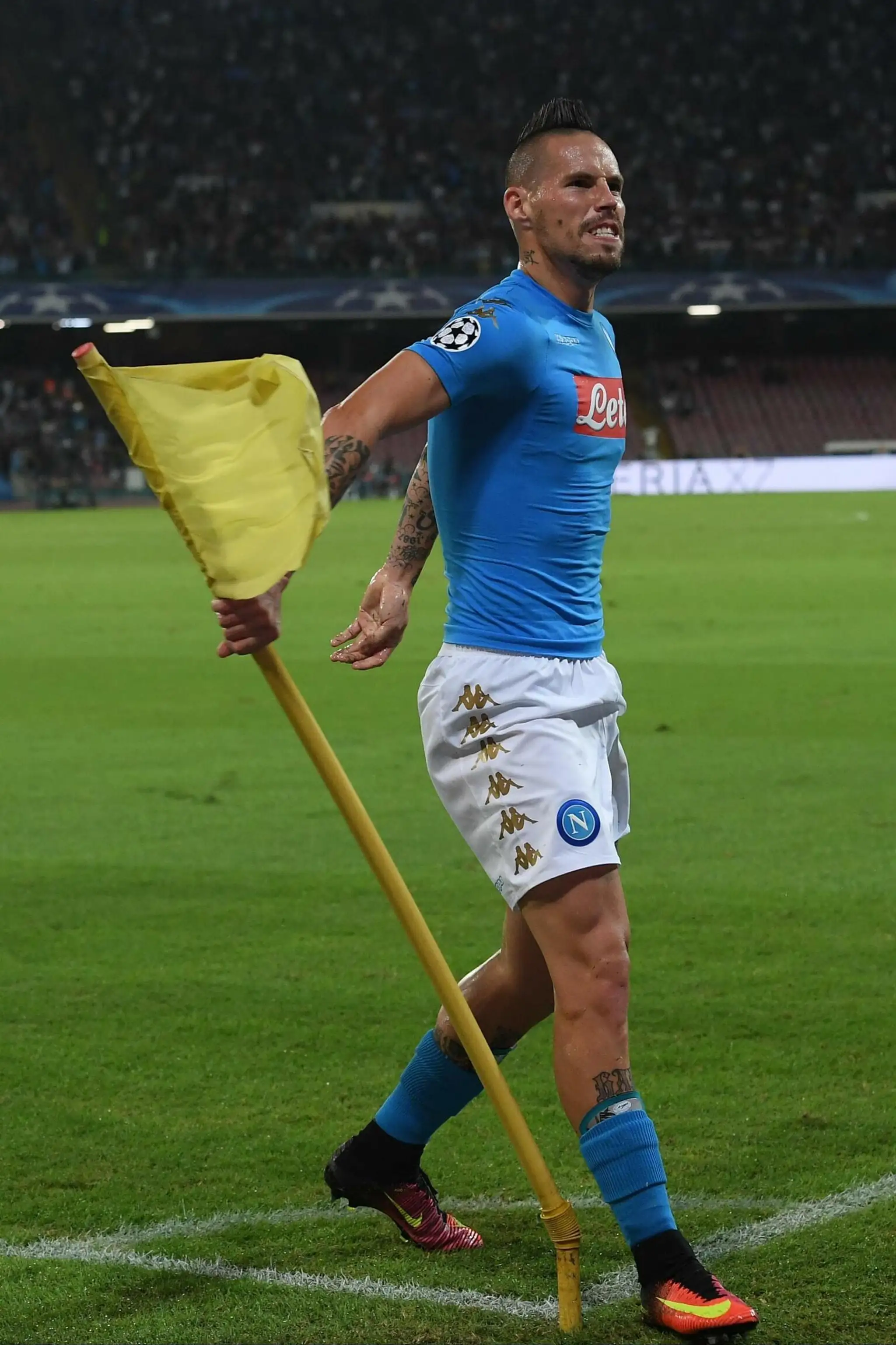 Marek Hamšík sa pozerá na priaznivcov Neapola po tom, čo skóroval proti Benfice Lisabon v domácom dueli LM.