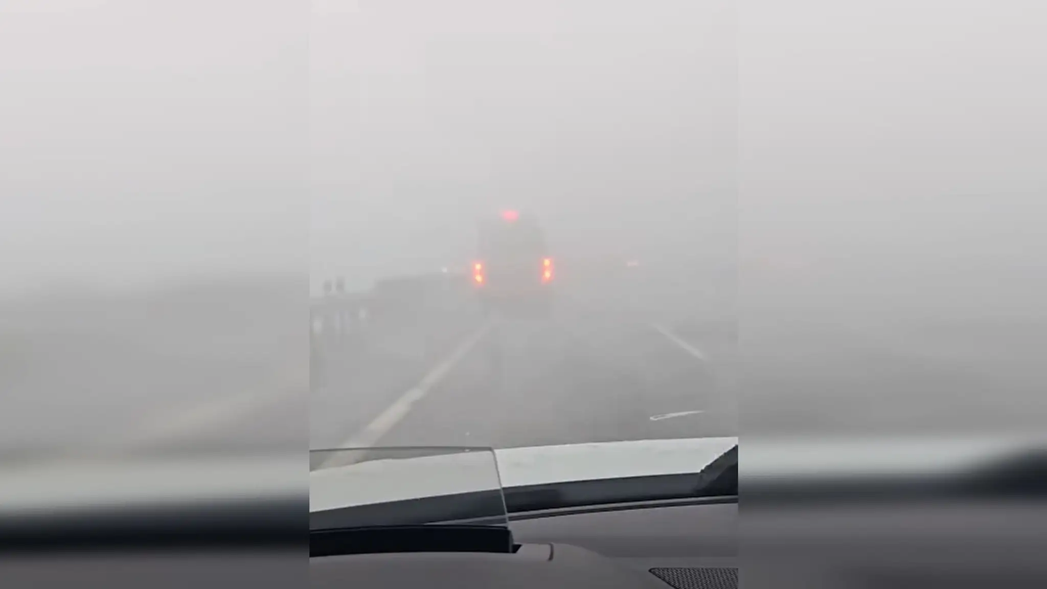 Na snímke diaľnica R1, kde sa zrazili tri kamióny.