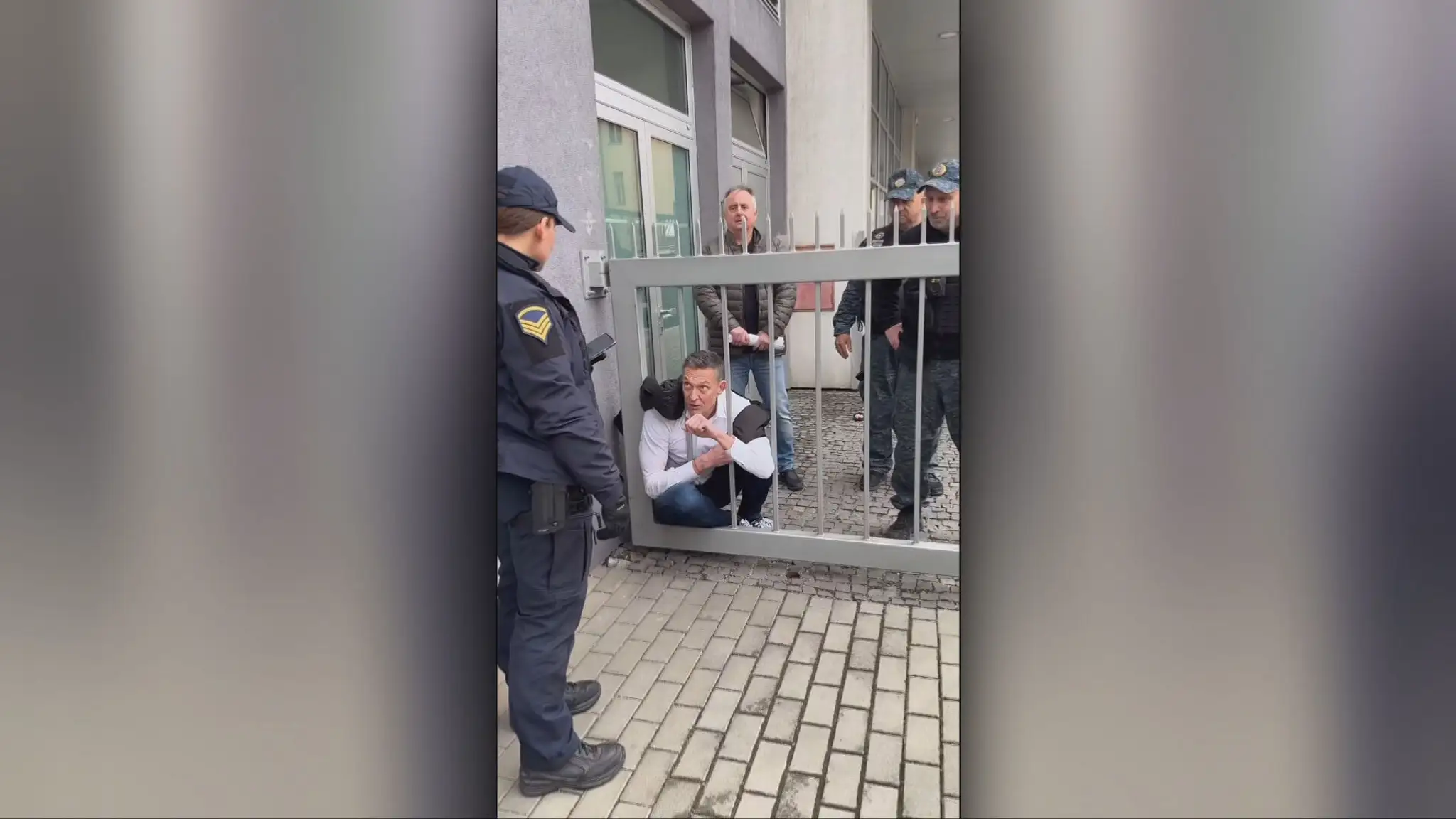 Plot bránil majiteľ vlastným telom.