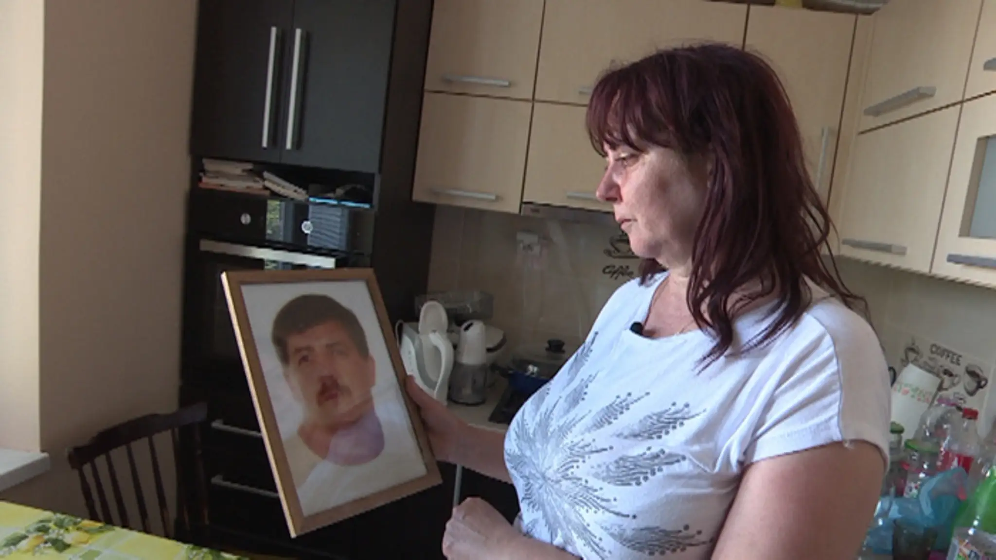 Vdova Jana Timlerová s manželovou fotografiou.