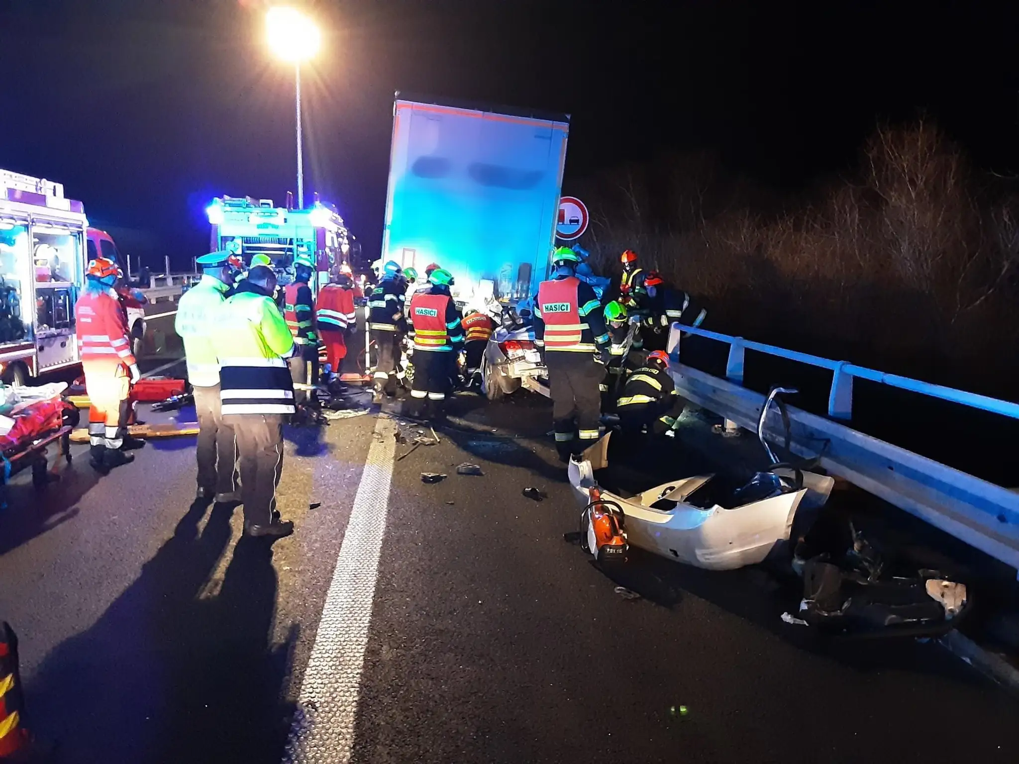 FOTO: Je zázrak, že prežili. Osobné auto vletelo pod kamión a ostalo tam zakliesnené