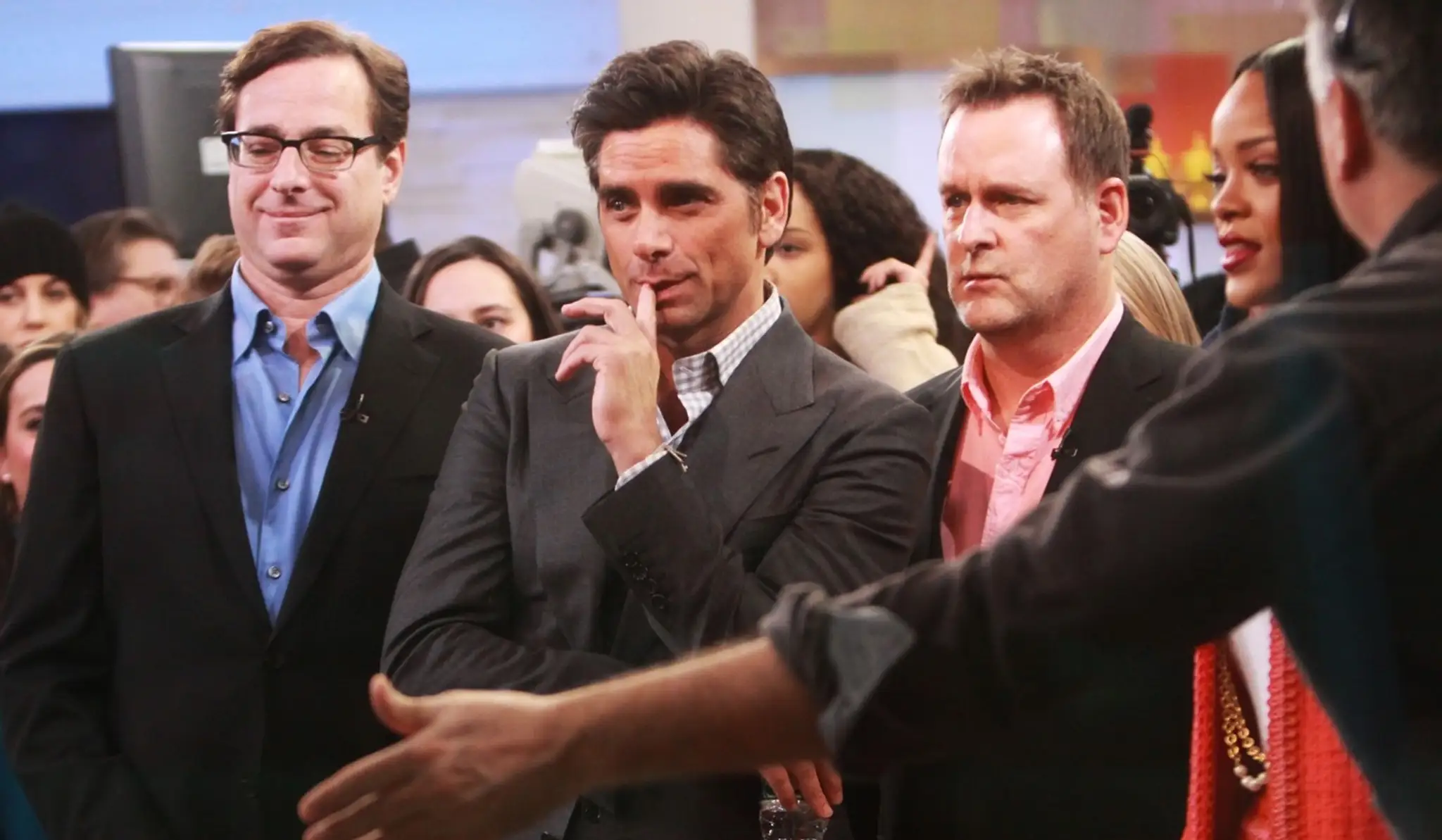 Zľava Bob Saget, John Stamos, Dave Coulier a Rihanna v Good Morning America v decembri 2014