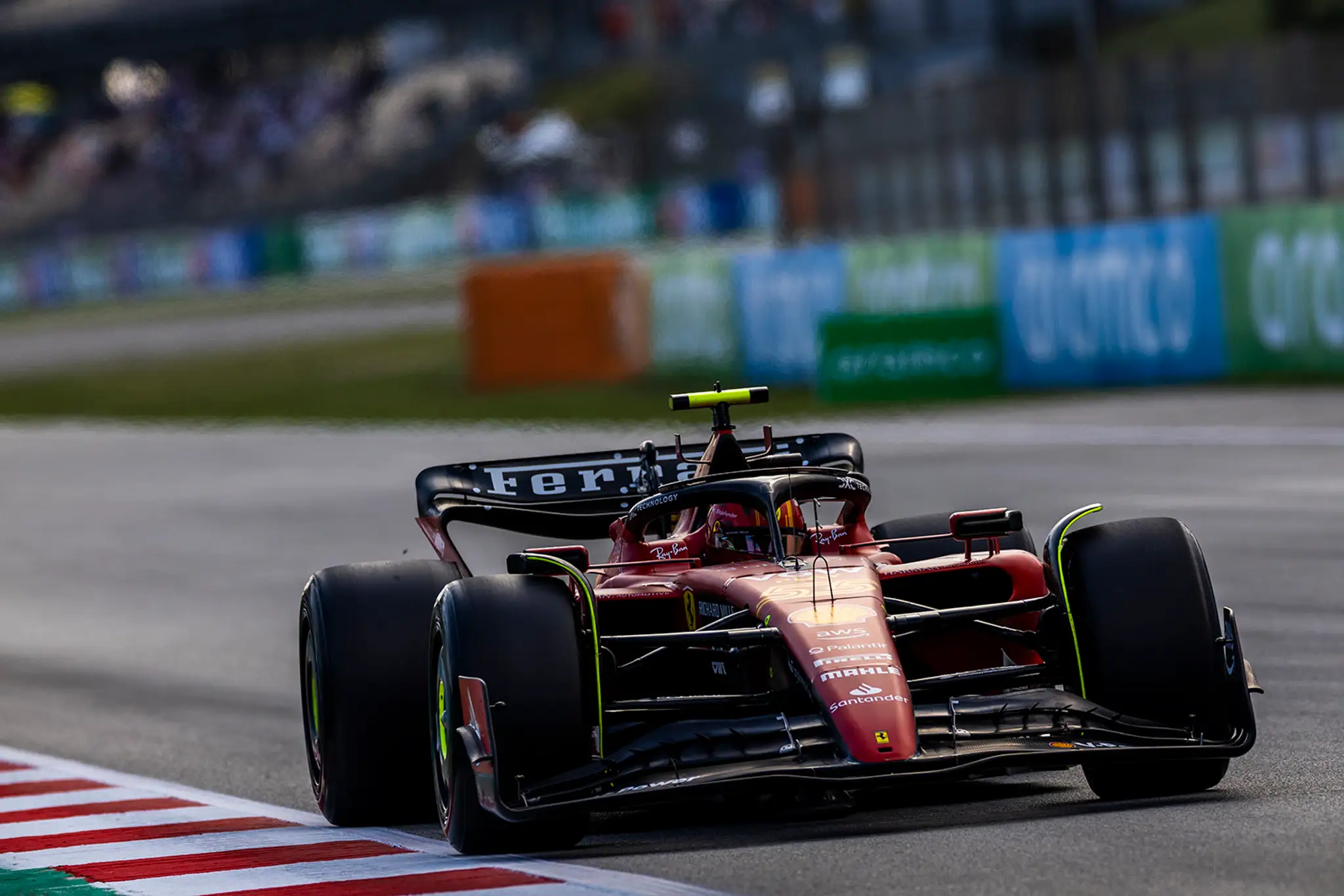 Španielsky pilor Ferrari Carlos Sainz na trati v Španielsku