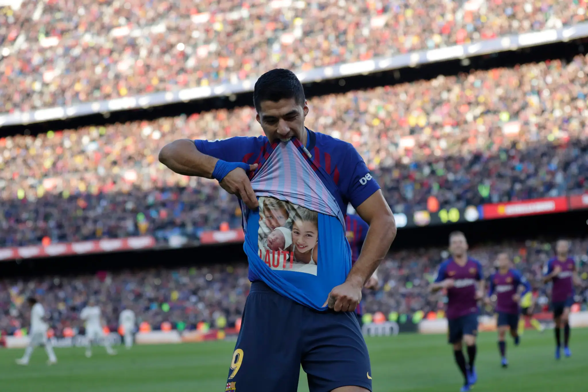 Luis Suárez z Barcelony oslavuje gól proti Realu.