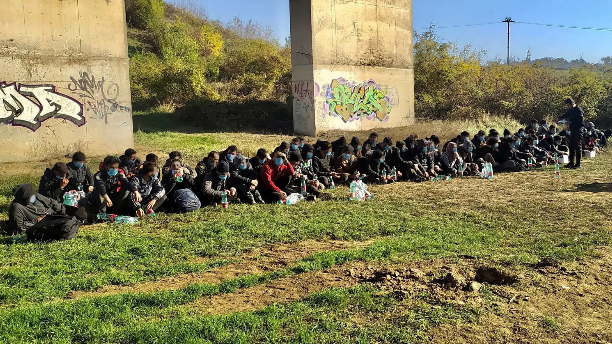 Nitrianski policajti zadržali na rýchlostnej ceste R1 takmer stovku migrantov.