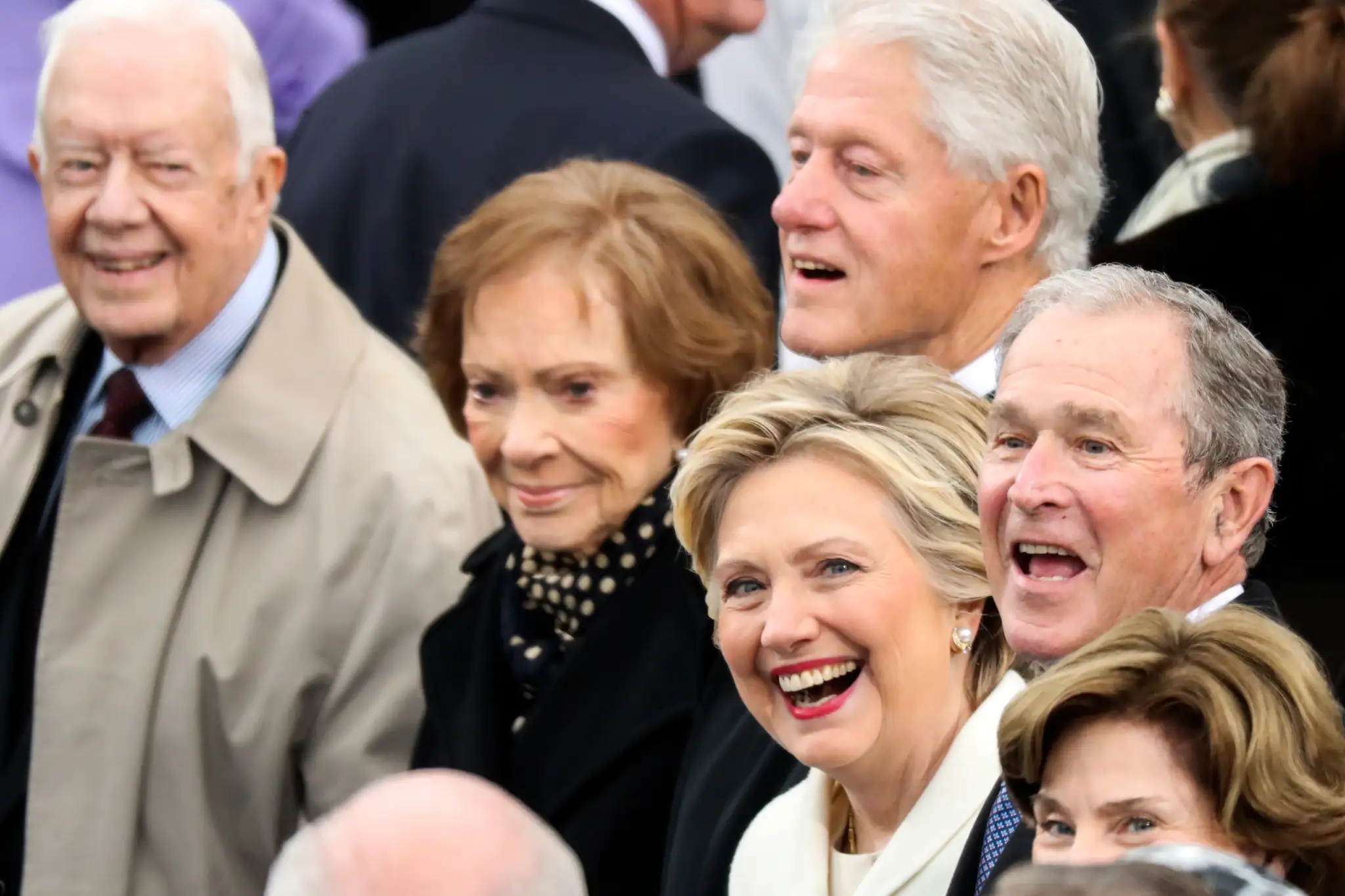 George Bush a Hillary Clintonová sa bavia pred inauguráciou Donalda Trumpa. V pozadí bývalí prezidenti Jimmy Carter a Bill Clint