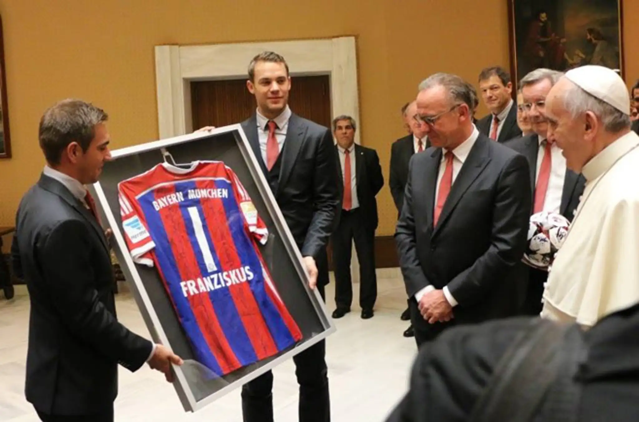 Pápež a hráči Bayernu Mníchov Philipp Lahm a Manuel Neuer na súkromnej audiencii.
