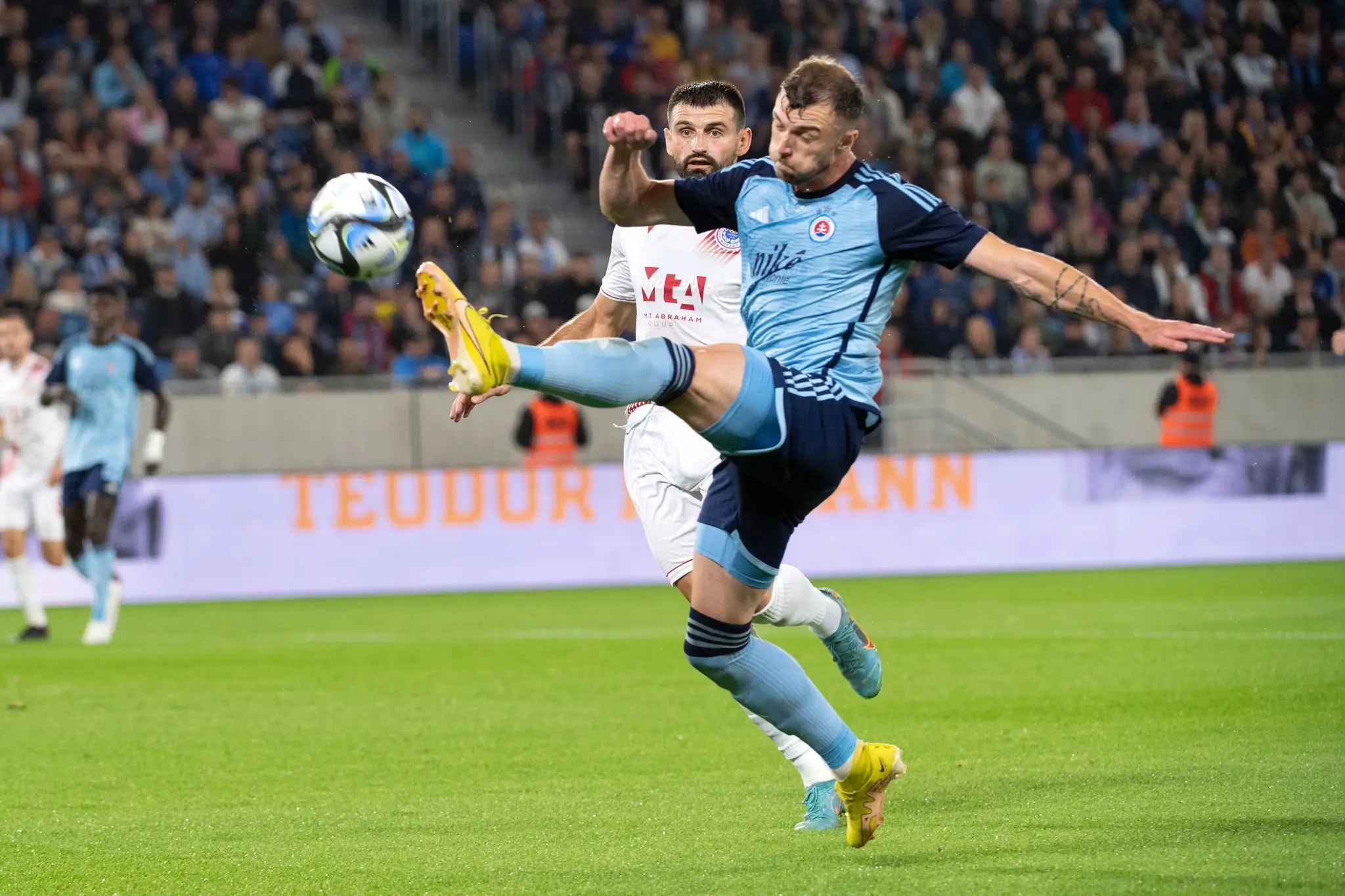 Na snímke vpravo Aleksandar Čavrič (ŠK Slovan).