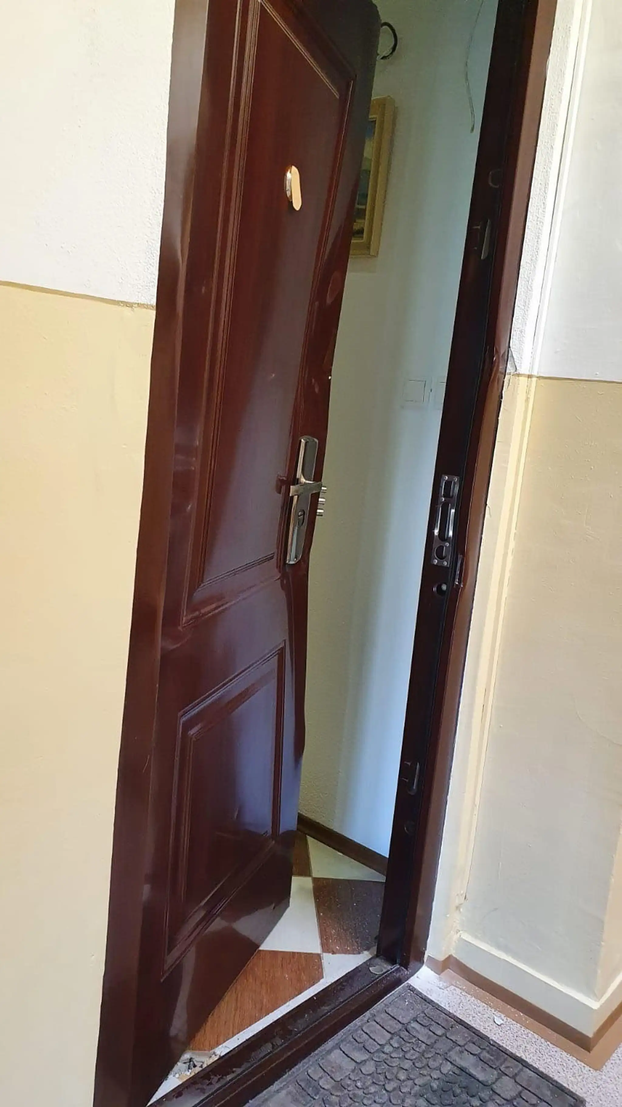 Poškodené dvere na byte Branislava Zuriana.