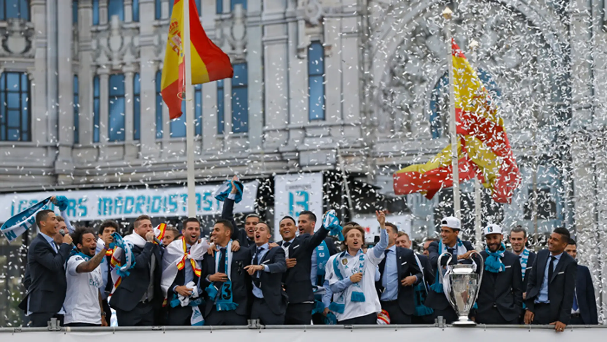 Hráči Realu Madrid s trofejou víťaza Ligy majstrov.