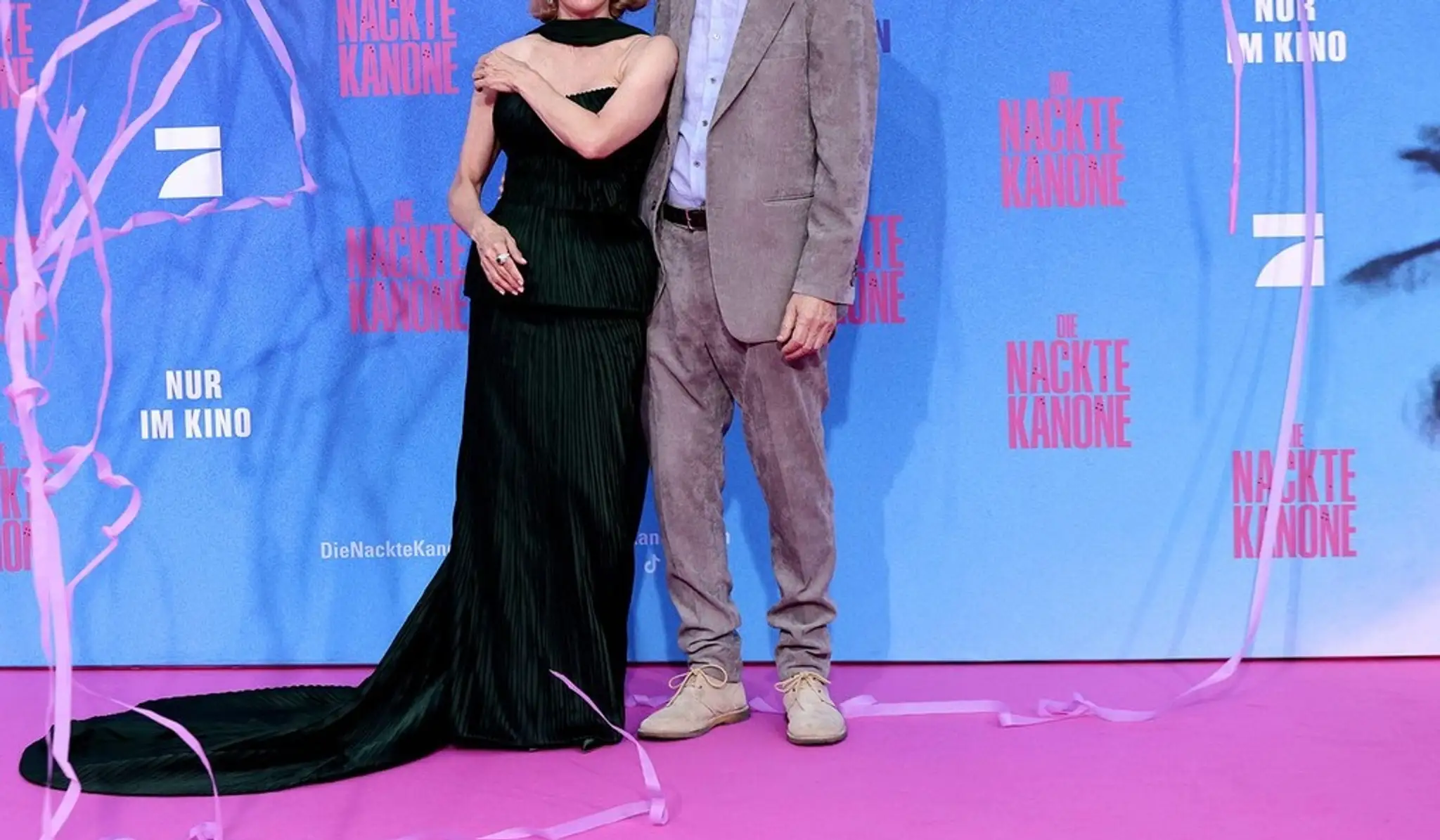 Pamela Anderson a Liam Neeson na premiére filmu Bláznivá strela