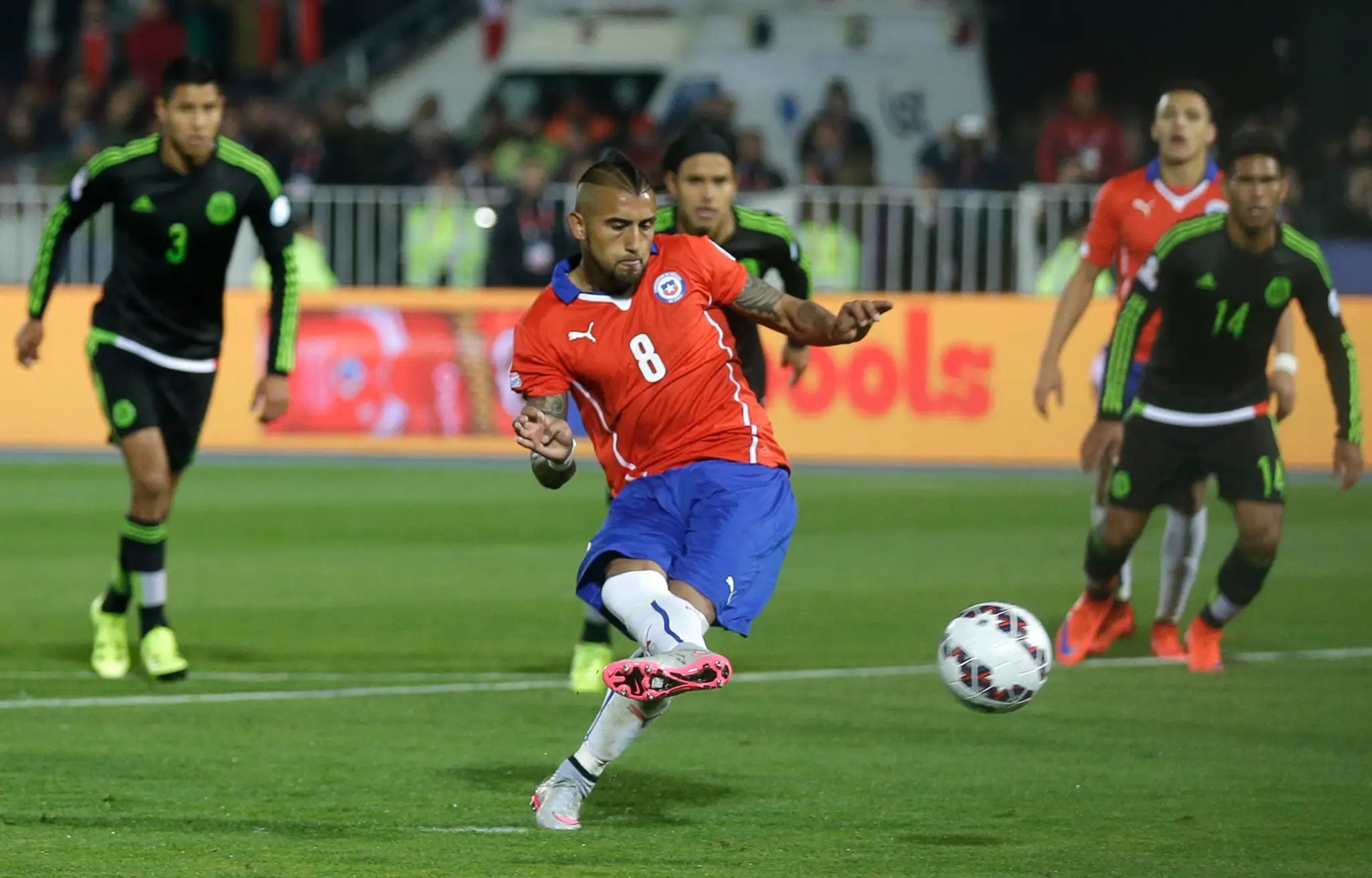Arturo Vidal posiela presným pokutovým kopom Čile do vedenia 3:2 nad Mexikom.