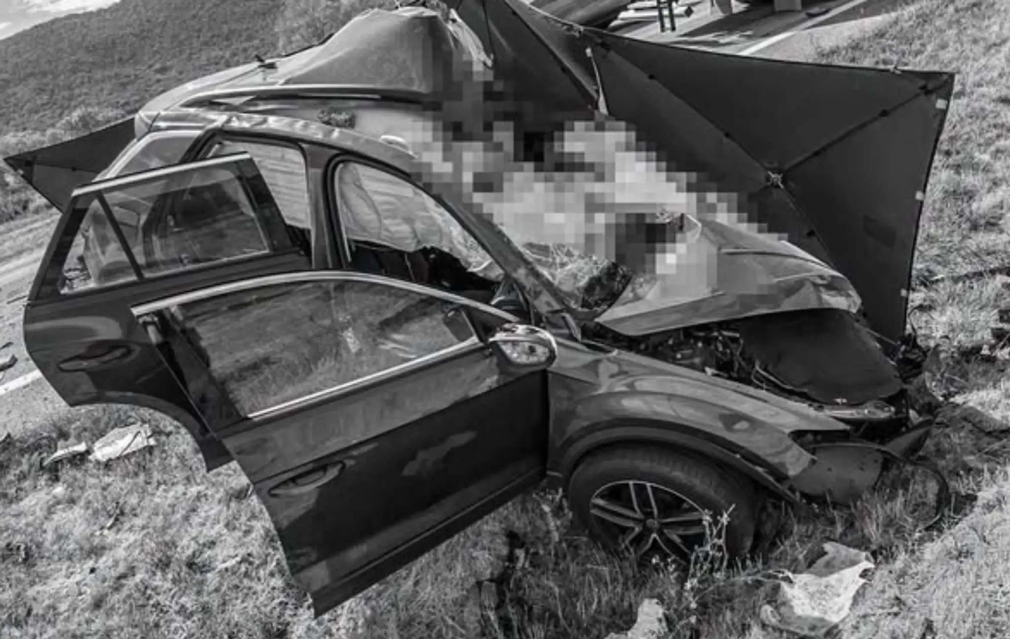 Na snímke havarované vozidlo po tragickej nehode pri Hrhove.